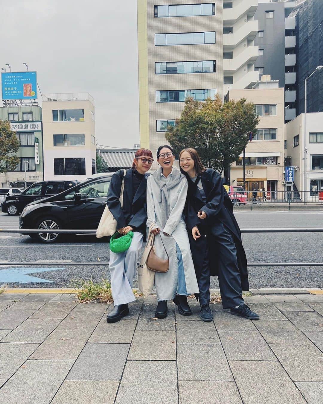 野尻美穂のインスタグラム：「最近撮れたシリーズたち。 曽根ちゃんがPRしている素敵空間 @ateliermo_ に行って、そのあとランチでキティポーズ流行らせたいのに、レポしながらの準備にちょっと時間かかるえみり好き🤣🫶🏻 あと大荷物おまみかあさんも好き🫶🏻  周りに楽しい人がいて良き。  #はいきてぃ😺 @sonekana 🫶🏻✨」