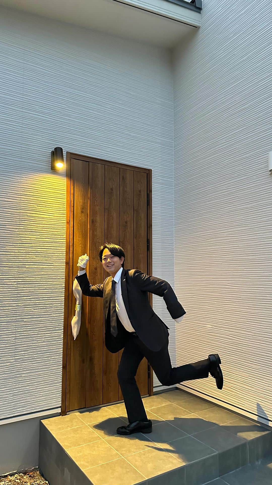 homelife 夢を叶える暮らし方のインスタグラム：「【西宮北口店】兵庫県川西市 スタイリッシュな平屋のお家  ----------------------------------------------------  🏡アーキホーム西宮北口🏡 住所:兵庫県西宮市高松町2-29 西宮北口ハウジングギャラリー10番 電話:0798-31-5132 営業時間:10:00-18:00 定休日:火曜日・水曜日  ---------------------------------------------------- 公式ホームページより スタッフブログや施工事例などご覧いただけます✨ ご予約も承っておりますのでお気軽にお問い合わせください🥰  公式ホームページ https://homelife.jp  公式YouTube https://youtube.com/@user-su2oe1bc5o?si=uZlvBY-ZsykaBOzl  公式Instagram https://www.instagram.com/archihome_official/  公式TikTok https://www.tiktok.com/@homelife_123 ---------------------------------------------------- #マイホーム #注文住宅 #新築 #家づくり #キッチン #家 #マイホーム計画 #リビング #住宅 #収納 #自然素材 #自由設計 #施工事例 #一戸建て #デザイン住宅 #おしゃれな家 #マイホーム計画中の人と繋がりたい #間取り #無垢材 #戸建て #空間デザイン #土地探し #漆喰 #ZEH #長期優良住宅 #耐震等級３ #パッシブデザイン #アーキホーム #関西 #西宮」
