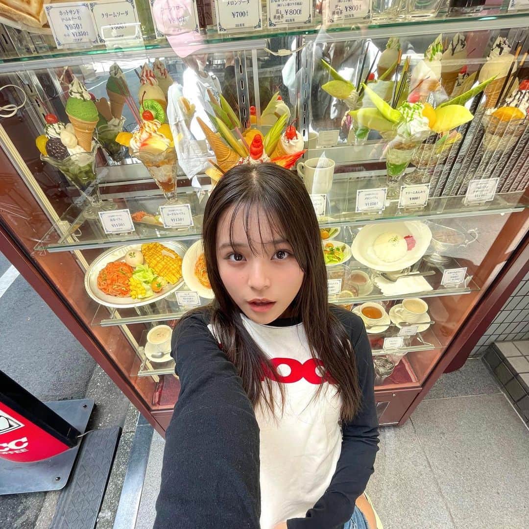 有坂小花さんのインスタグラム写真 - (有坂小花Instagram)「.  昨日の投稿の喫茶店のショーケースが可愛いかったので私服で撮ってみたよ〜🍒  ニュートロのお洋服とお店の雰囲気がめっちゃ相性良くて可愛かった〜！😍  ニコラ12月号「冬ニュートロ加速中」ぜひぜひチェックしてね〜♪  #有坂心花 #ニコラ #nicola #ニコラ12月号 #ニコラ12月号発売中 #ニコモ #ニュートロ」11月17日 17時27分 - kohana_arisaka
