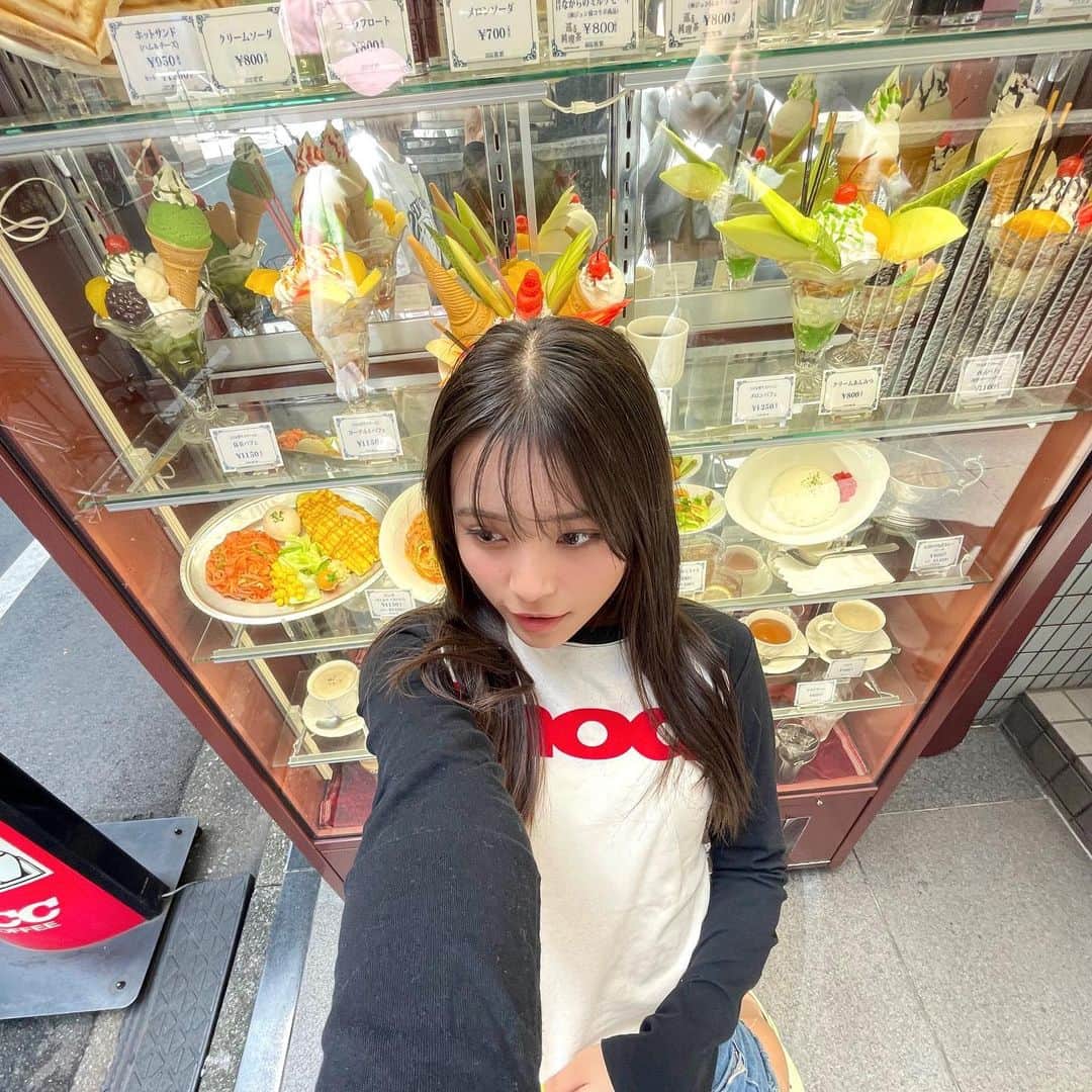 有坂小花さんのインスタグラム写真 - (有坂小花Instagram)「.  昨日の投稿の喫茶店のショーケースが可愛いかったので私服で撮ってみたよ〜🍒  ニュートロのお洋服とお店の雰囲気がめっちゃ相性良くて可愛かった〜！😍  ニコラ12月号「冬ニュートロ加速中」ぜひぜひチェックしてね〜♪  #有坂心花 #ニコラ #nicola #ニコラ12月号 #ニコラ12月号発売中 #ニコモ #ニュートロ」11月17日 17時27分 - kohana_arisaka