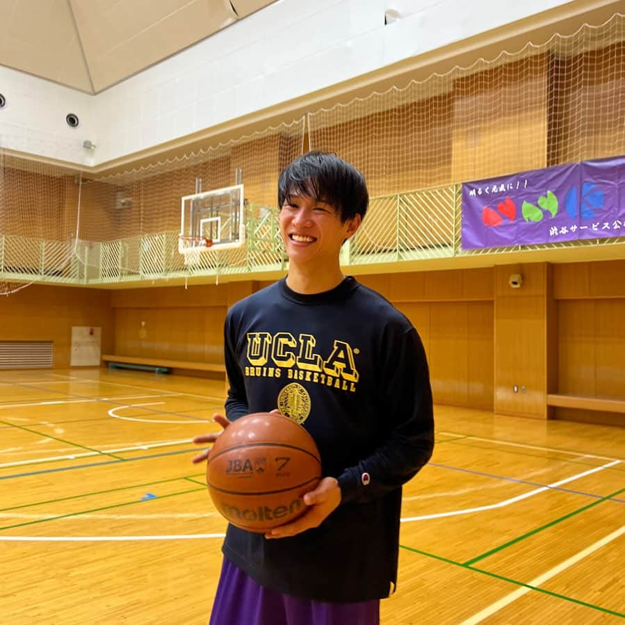 中道理央也のインスタグラム：「最近ハマってること🏀  実は中高バスケ部でした！ 社会人バスケの大会とかいつか出てみたい💪  #basketball #workout #life #sport #バスケ」