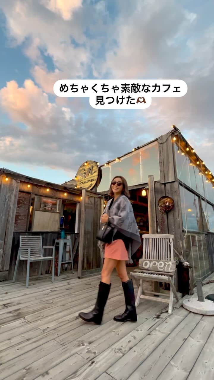 ETSUKOのインスタグラム：「江ノ島にある素敵なカフェ☕️飲み物も手作り秘密基地みたい🤎また行きたいです☝🏾 寒かったり暑かったりするから 羽織れるマックスマーラのポンチョ下ろしました🩶 可愛いいし暖かく着回しきく🩶 テディ下すまでまでこれかな🫶🏽  コーデ シャツ#frankandeileen パンツ.ポンチョ#maxmara boots#hermes bag#jimmychoo  #reels#reelsinstagram#reelsvideo  #instafashion  #instagood #fashion #ootd #japan #fashionista#new #style#me#ootn#アラフォー #プチプラコーデ#カジュアルファッション #楽ちんコーデ #秋コーデ#ゆるカジ#大人カジュアル#ゆるコーデ#カフェ#江ノ島」