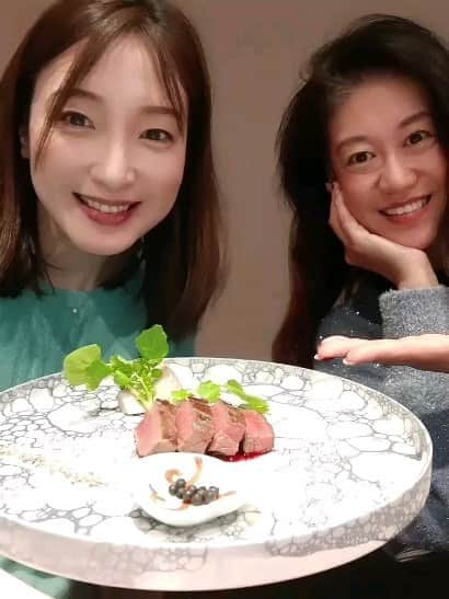 藤原宏美（ひろみん）のインスタグラム：「【究極の引き算料理！魂ゆさぶられる真心の料亭】  広島県福山市にある 会員制料亭に行ってきたよ😊  ＼ 一燈照隅(いっとうしょうぐう) ／  カウンター8席のみ。 とっても幸せな時間でした❤️  1品目は大はまぐりのスープ。  #早速唸ってしまう #期待しかない  こちらの総料理長は、 かつての名料亭“播半”で 修行された方。  出汁をとる時は 鰹や昆布を一切使用せず、 調味料も天然の塩以外は ほとんど使わないそう。 　 #これぞ究極の引き算料理 #それでいて全く薄くない #食材の旨味が存分に感じられる  同行者の苦手食材に気付き 瞬時に食材を変更するなど、 機転の利かせ方も 心あるベテラン料理人ならでは😍  #一期一会のお料理 #久しぶりに心から感動したよ  瀬戸内という地域を活かした 旬の食材の説明をしてくれる 総料理長の表情の奥に、 生産者さんの顔が見えた気がする❤️  器も空間も何もかもが素敵で また特別な日に 必ず訪れたいと思った😊  特別じゃない普通の日も　 最高の日にしていただき ありがとうございました🍀  PR @itto_sho_gu  #しまなみ海道グルメ #瀬戸内レストラン #広島旅 #一燈照隅 #瀬戸内旅 #瀬戸内グルメ #広島ディナー #福山グルメ」