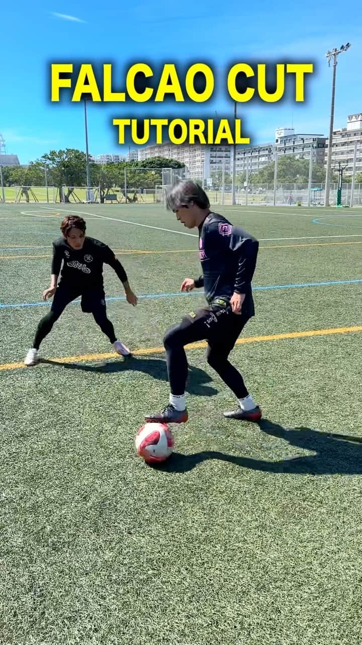 タクヤのインスタグラム：「LEARN THIS AMAZING SKILL👍🔥 ⁡ ファルカンカット⚽️やり方解説！ ⁡ @regate_takuya」