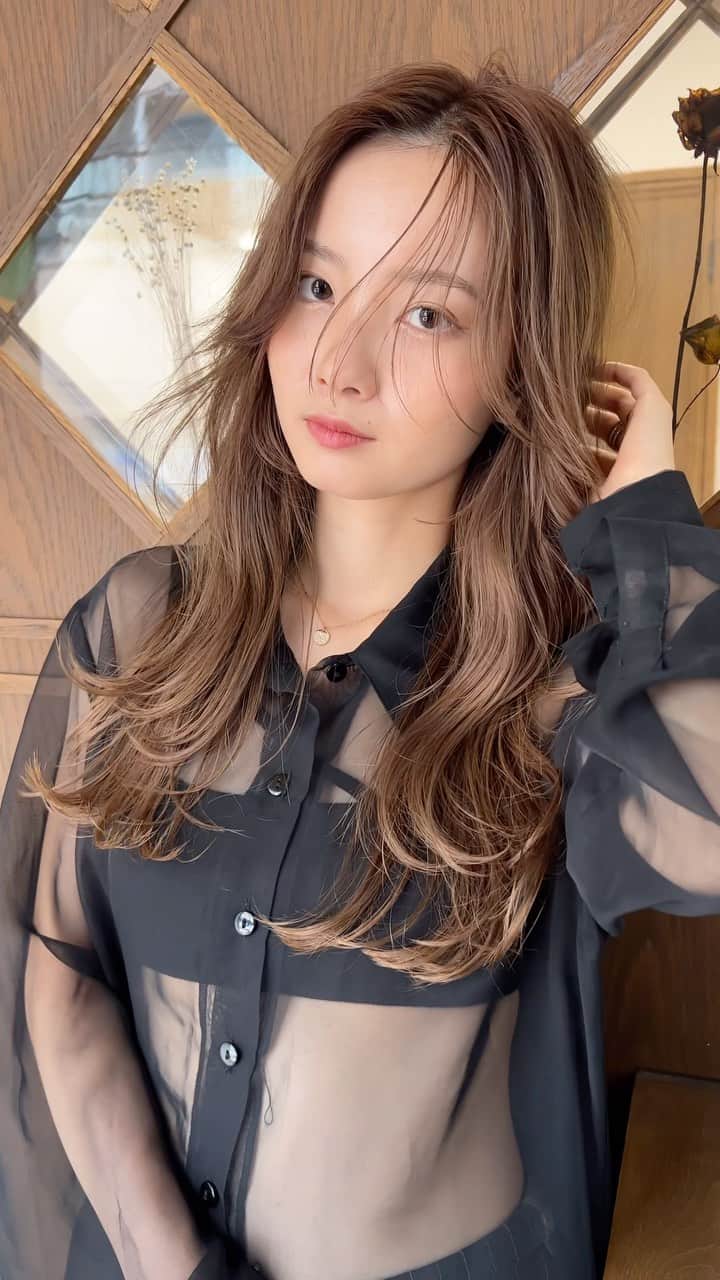 兼井遼のインスタグラム：「ブラウンベージュ＊ ロングレイヤー✌︎  柔らかくほつれるヘア😌  ツヤのある 暗くても透明のある カラーならお任せください☺️  11月12月のご予約も まだまだお取りできます🙇🏻  ご質問などは コメントにてお問い合わせください！😌  #ケアカラー  #ヘアアレンジ  #ケアダブルカラー  #巻き方  #髪質改善カラー  #イルミナカラー  #ミルクティーベージュ #グレージュ  #ケアブリーチ  #ハイライトカラー  #ハイトーンカラー  #ブリーチ  #ダブルカラー   #インナーカラー  #オリーブアッシュ  #グラデーションカラー  #グレージュカラー  #ツヤトーン  #パーマ  #艶髪  #外国人風  #髪質改善トリートメント  #くびれヘア  #シースルーバング  #髪質改善  #ラベンダーグレージュ  #オリーブグレージュ  #トリートメント  #ヘアアクセサリー　#インナーハイライト」
