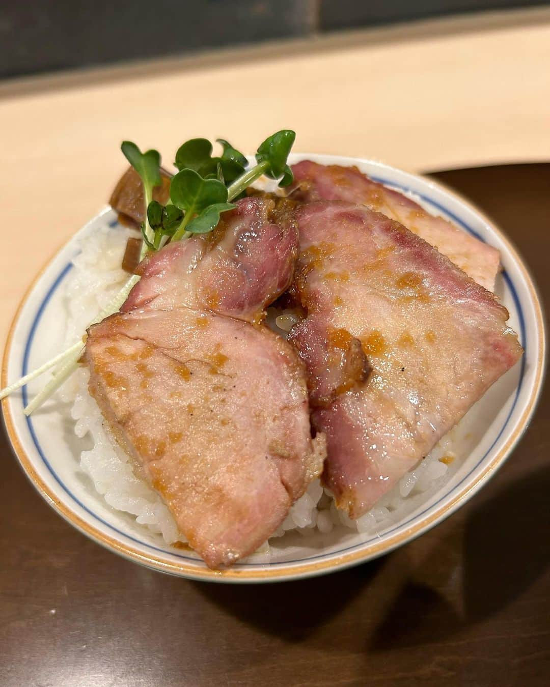 伊藤智博さんのインスタグラム写真 - (伊藤智博Instagram)「近所の人気店。初めて油そば食べてみたらこれもメチャクチャうまー！  #手打麺祭かめ囲 #かめ囲 #調布 #柴崎 #調布グルメ #調布ラーメン #ラーメン #油そば #🍜 #itoburger #thehwdogandco #ymfactory #YMファクトリー #デニムセットアップ #デニデニコーデ #vanscheckerboardslipon #バンズチェッカー #LLR伊藤」11月17日 17時30分 - itotomohirollr