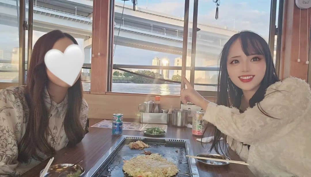 なつみのインスタグラム：「9月にお友達と江戸前汽船の⁡ ⁡もんじゃ焼きとお好み焼きを楽しんできたよ〜🥰⁡ ⁡もんじゃの焼き方が難しくて、千葉出身の友達が焼いてくれて助かった🥹🩷⁡ ⁡お好み焼きは私が焼きました😉 たくさん話せて楽しい時間になりました🫶🏻 ⁡⁡ ⁡明日も別の友達と行く予定だったんだけど高波の予報で出航出来なくなっちゃった😢⁡ ⁡⁡ ⁡来週はいよいよ江戸前汽船オフ会⛴️⁡ ⁡皆に会えるのを楽しみにしています🥰⁡ ⁡食べることに夢中にならないように注意しないと😂✊🏻⁡ ⁡⁡ ⁡#ライブ配信#ライバー#八重歯#宅建士#宅建#宅地建物取引士#不動産営業#イギリス留学#バセドウ病#吃音症#過敏性腸症候群#🧢なつみ👻🍊#ファッション誌モデル#ランウェイモデル#アンバサダー#江戸間汽船#江戸前汽船アンバサダー#オフ会#お好み焼き#もんじゃ焼き#屋形船#屋形船デート#gravesdisease#stuttering#houseboat#yakatabune」