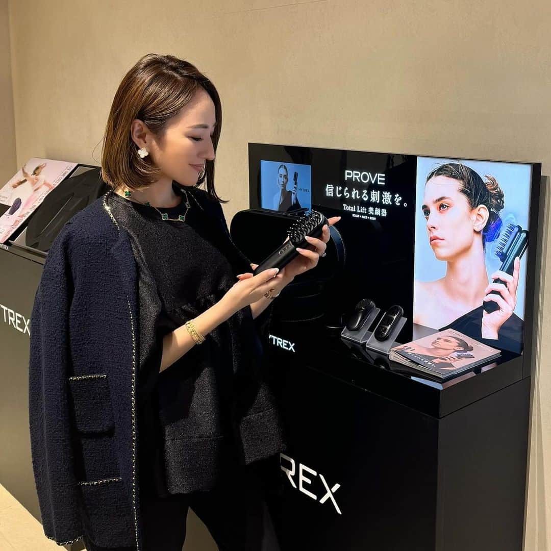 星玲奈のインスタグラム：「先日、トータルリフト美顔器 @mytrex.official の体験イベントへ行ってきました☺️ 2種類の電気刺激で、肌のハリや筋肉のもたつきにアプローチしてくれるこちらの美顔器。顔はもちろん、体にも使えて 気になる二の腕やお腹周り足に使うのもお気に入り。 顔や頭に関しては、ブラシタイプのアタッチメントで電気刺激をすることで、皮膚と筋肉を効率よく刺激。 使った後は、目の位置や口周りがすっきりと引き上がったのをよく感じられました😳✨ 体には、プレートタイプのアタッチメントで、筋肉の刺激をすることで、ちょっとぽよが気になっていた箇所を引き締め。 これ1本で、全身のリフトアップが叶うのはありがたい❤️  #PR #PROVE  #MYTREX」