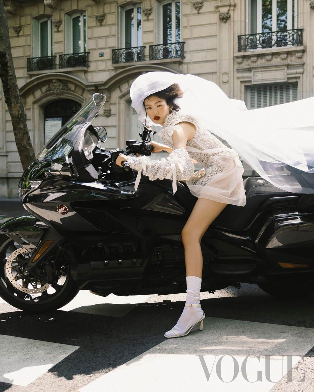 Vogue Taiwan Officialのインスタグラム：「#VogueEdits Vogue 11月全球時裝大片 “Runaway Bride”，再次由國際攝影師鍾靈掌鏡，模特兒穿上最叛逆的Vivienne Westwood婚紗，騎上重機，展開浪漫唯美的逃亡之旅。  「逃出框架、打破常規，屬於我們的白色儀式不再是冗長宣言與不散的筵席，在拋開厚重面紗之時，我們可以當一個真正的新娘。」  各式各樣的新娘，哪一個最符合你心中真實的模樣呢？  photographer @zhonglin_  stylist @alvinyu613」