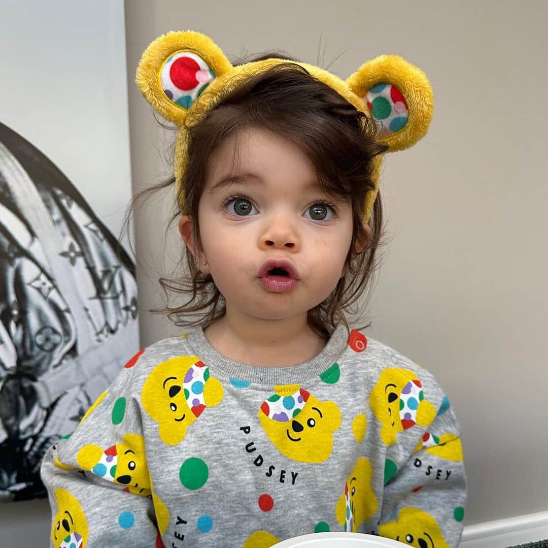 ダニエル・オハラのインスタグラム：「Children in need at pre school today 🧸 @bbccin #childreninneed #bbccin 💛」