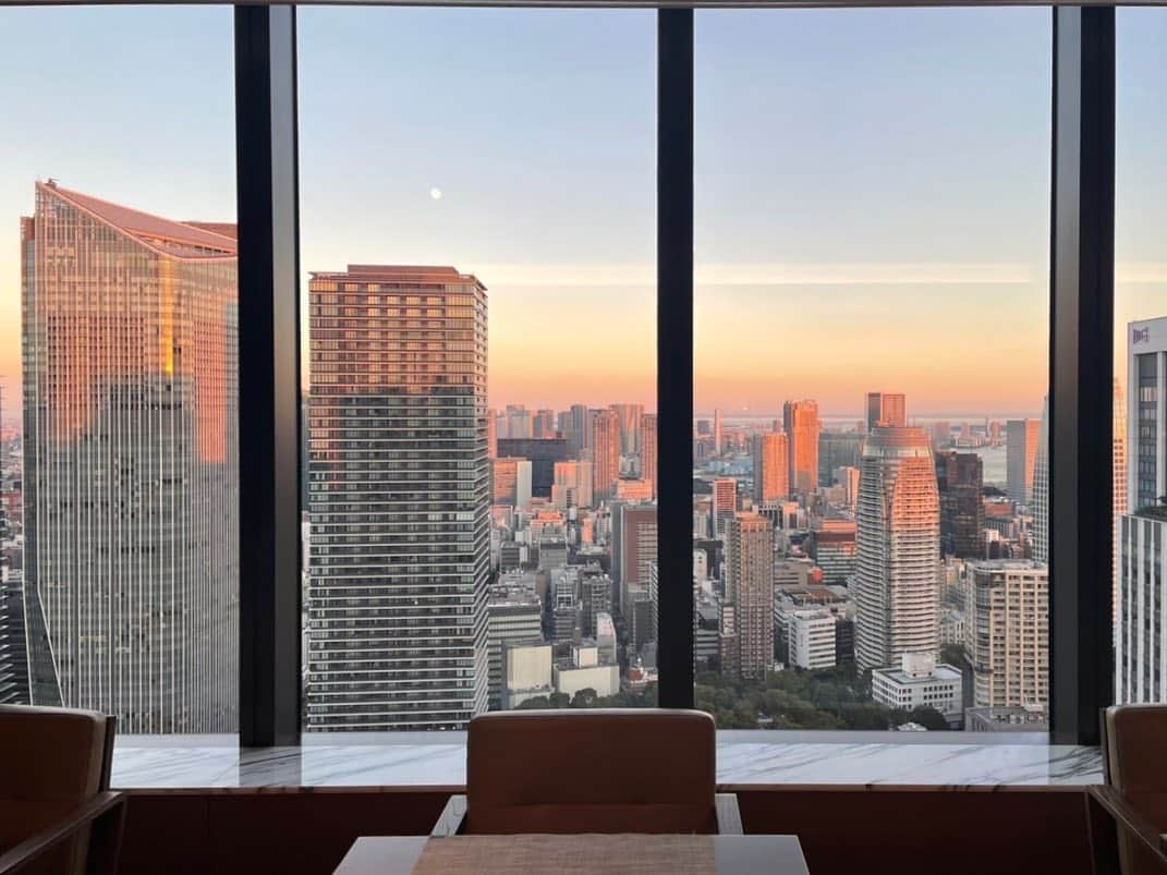 ホテルオークラ東京 Hotel Okura Tokyoさんのインスタグラム写真 - (ホテルオークラ東京 Hotel Okura TokyoInstagram)「The autumn view from Club Lounge🍁 クラブラウンジから見える秋空🗼  #秋 #クラブラウンジ #秋空  #theokuratokyo #オークラ東京 #東京ホテル #ラグジュアリーホテル #clublounge #sky #autumn #fall  #hotel #tokyohotel #luxuryhotel  #lhw #lhwtraveler #uncommontravel #东京 #酒店 #도쿄 #호텔 #일본 #ญี่ปุ่น #โตเกียว #โรงแรม」11月17日 17時32分 - theokuratokyo