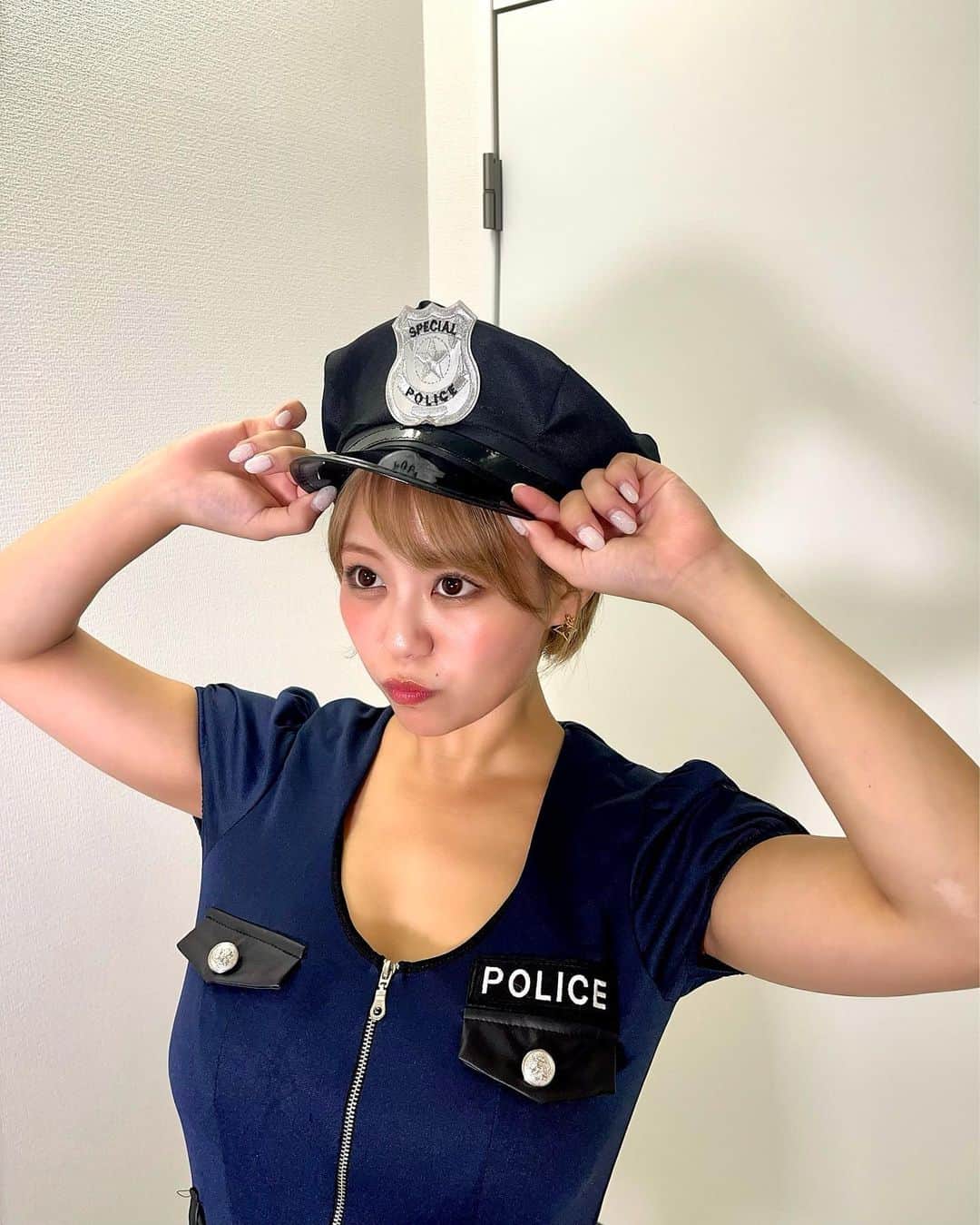 亜矢みつき（神谷充希）のインスタグラム：「ﾀｲﾎ ｼﾏｽ🚔」