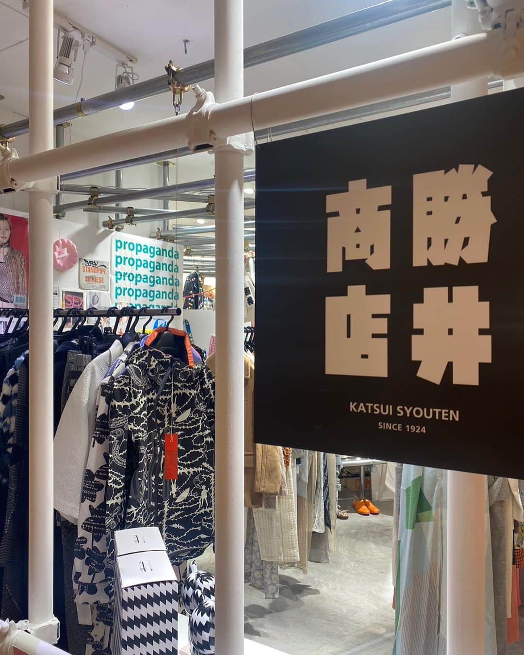 ミントデザインズのインスタグラム：「. -本日より“mintdesigns no bunkasai”スタート‼︎-  毎年恒例のガレージフェア、本日より開催です‼︎  今年は”bunkasai(文化祭)”に形を変えて開催いたします。 ミントデザインズ青山店・勝井商店(渋谷パルコ)の2会場での開催です♪  【イベント情報】 “mintdesigns no bunkasai” 会期：11/17(金)-29(水) 場所： ■ミントデザインズ青山店 営業時間：11:00-20:00 ※初日11/17は前夜祭(17:00-21:00)となります。 ※11/23は休業日とさせていただきます。  ■勝井商店(渋谷パルコ4F) 営業時間：11:00-21:00」