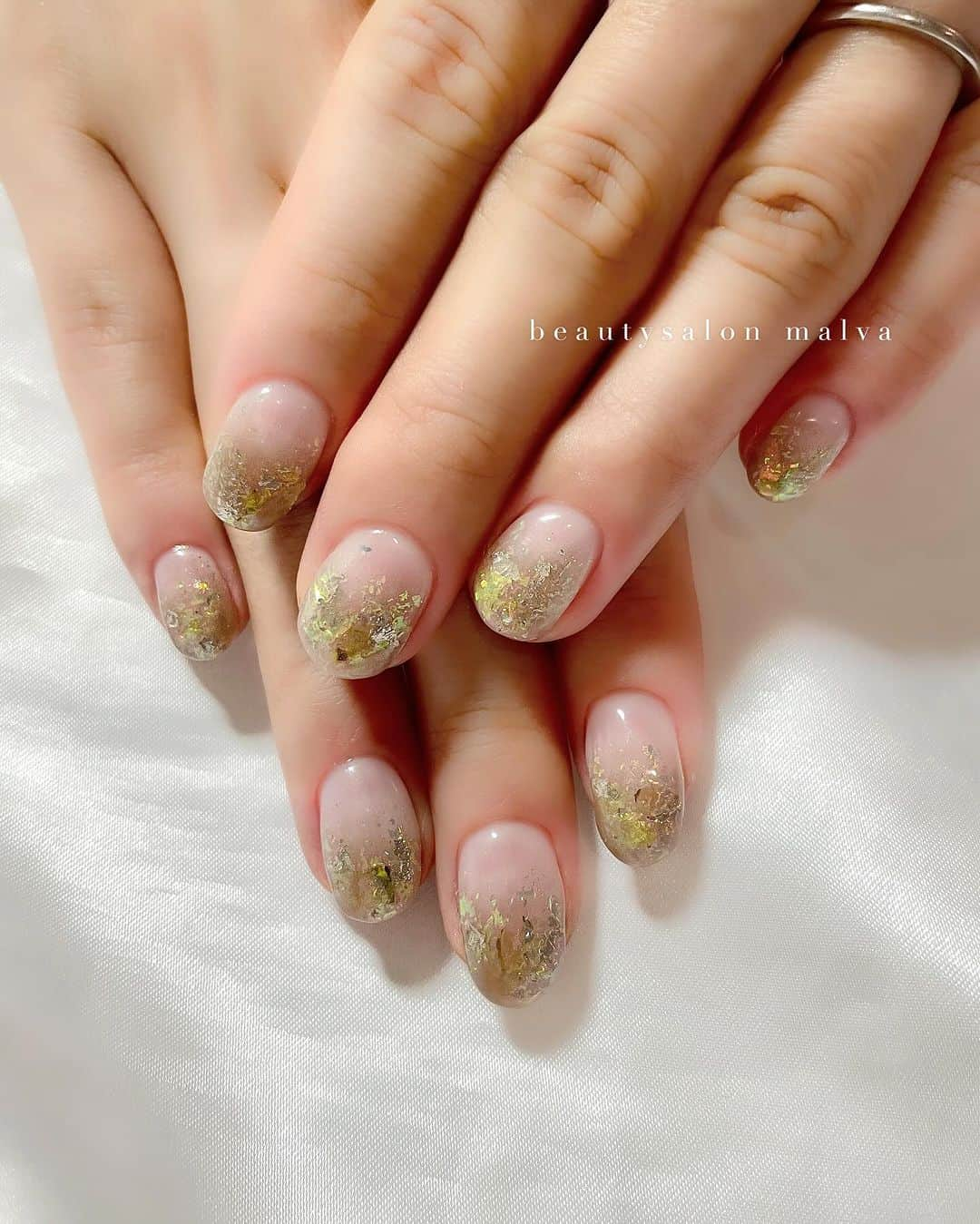 nailsalon malva（ネイルサロンマルヴァ）さんのインスタグラム写真 - (nailsalon malva（ネイルサロンマルヴァ）Instagram)「【選べる奥行きオーロラフレーク】でご予約可能✨ ⁡ ほうじ茶カラーがしぶいネイルです🤎 ⁡ 実際に見ると色が透けて なんとも言えないカラーになっています🥹 ⁡ ⁡ ↪︎ ネイルのケアと保証期間 ⁡ malvaのネイルはドライケア、カットスタイルも込みです。 保証期間は約4週間となります（※ご新規様は3週間となります）。 ⁡ ＿＿＿＿＿＿＿＿＿＿＿＿＿ ⁡ ⁡ 𝐛𝐞𝐚𝐮𝐭𝐲𝐬𝐚𝐥𝐨𝐧 𝐦𝐚𝐥𝐯𝐚⠀ 📍明治神宮前駅｜原宿駅　徒歩𝟑分 ⠀ 💬ご予約やお問い合わせ 𝐋𝐈𝐍𝐄から承っております @ 𝐦𝐚𝐥𝐯𝐚 ⁡ お気軽にご連絡ください♡ ⁡ ⁡ ＿＿＿＿＿＿＿＿＿＿＿＿＿＿ ⁡ ▸ジェルネイル｜スカルプ｜ネイルケア ▸まつげカール｜まつげエクステ｜ワンホンエクステ ▸ハーブよもぎ蒸し ▸ワックス脱毛 ⁡ \ アシスタント募集中💁‍♀️ / ⁡ ▸リモート可オンラインの画像動画制作アシスタント ▸サロンワーク全般アシスタント ⁡ ⁡ #冬ネイル2023 #ショートネイル #ほうじ茶ネイル　#キラキラネイル #malva #malvaネイル  #オーロラフレークネイル  #原宿ネイル #クリアネイル  #表参道ネイル #東京ネイルサロン　#明治神宮前ネイル #新宿ネイル #千駄ヶ谷ネイル  #harajukunails #tokyonails #tokyonailsalon ⁡」11月17日 17時35分 - malva_nail