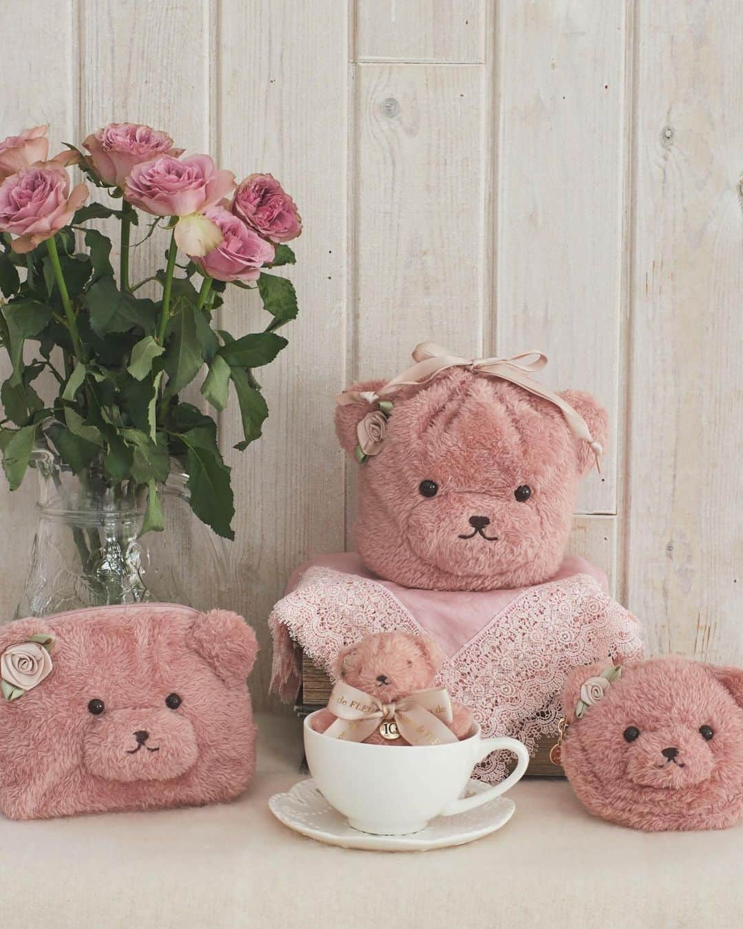 maisondefleur_pressさんのインスタグラム写真 - (maisondefleur_pressInstagram)「【Bear Collection】  Maison de FLEURで人気の オリジナルベアアイテムをご紹介🧸  ふわふわの毛並みがポイントの バッグチャームやコインケースをはじめ 総柄プリントや刺繍で表現した トートバッグ、ポーチなど多数ラインナップ✨  持ち歩くだけで癒される おすすめのアイテムです♪ . . #maisondefleur #メゾンドフルール #テディベア #ベア #くま #ポーチ #ティッシュケース #チャーム #巾着 #トートバッグ #ぬいぐるみ #🧸 #ピンク #リボン #大人かわいい #kawaii #かわいい #可愛い #癒しグッズ #ガーリー#ガーリーコーデ #癒しアイテム #ギフト #プレゼント #gift #giftideas」11月17日 17時36分 - maisondefleur_press