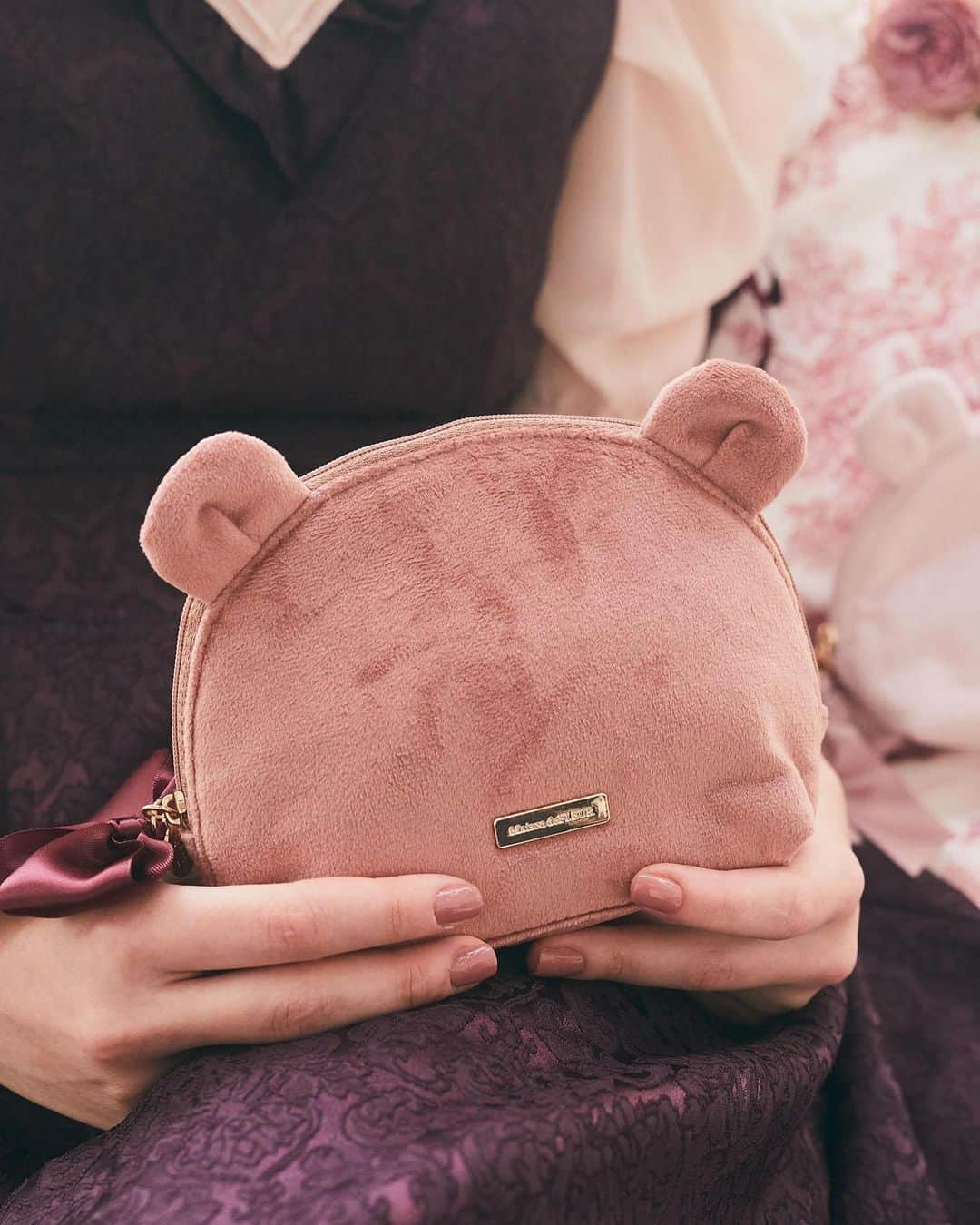 maisondefleur_pressのインスタグラム：「【Bear Collection】  Maison de FLEURで人気の オリジナルベアアイテムをご紹介🧸  ふわふわの毛並みがポイントの バッグチャームやコインケースをはじめ 総柄プリントや刺繍で表現した トートバッグ、ポーチなど多数ラインナップ✨  持ち歩くだけで癒される おすすめのアイテムです♪ . . #maisondefleur #メゾンドフルール #テディベア #ベア #くま #ポーチ #ティッシュケース #チャーム #巾着 #トートバッグ #ぬいぐるみ #🧸 #ピンク #リボン #大人かわいい #kawaii #かわいい #可愛い #癒しグッズ #ガーリー#ガーリーコーデ #癒しアイテム #ギフト #プレゼント #gift #giftideas」