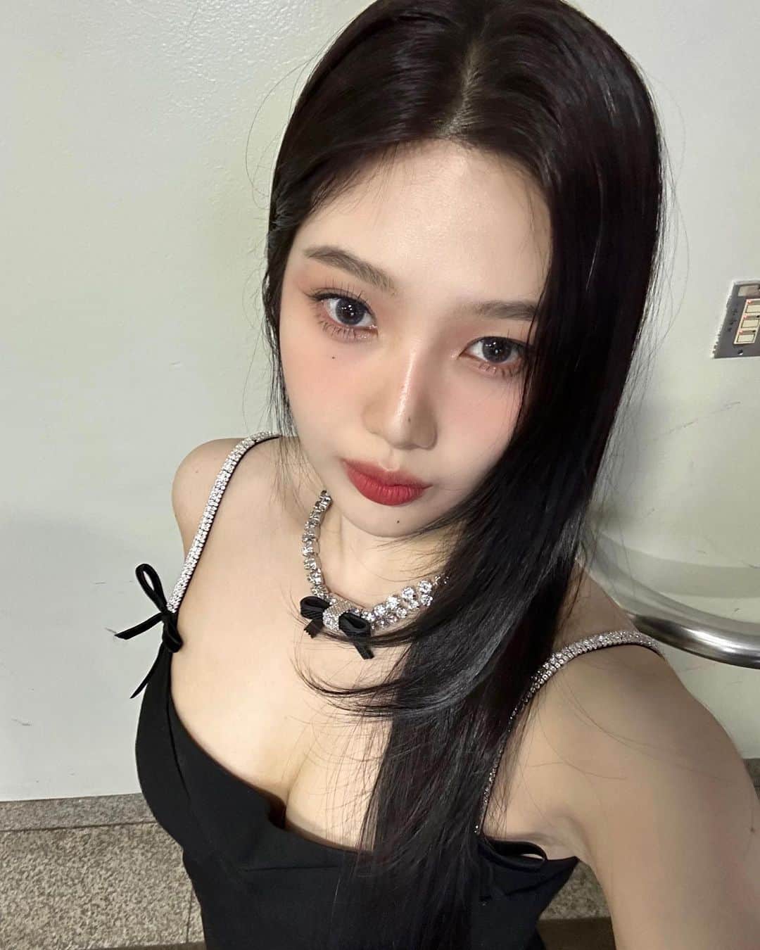 ジョイ（パク・スヨン ）のインスタグラム：「칠킬 뮤뱅 첫방🖤 응원해준 러비들 사랑하고 고맙습니다🥹💚♥️」