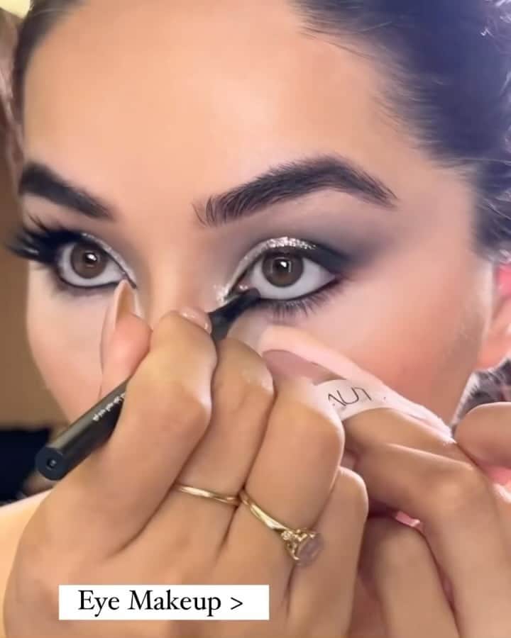 Huda Kattanのインスタグラム：「Need some Pretty Grunge glam inspo? We gotchu... as always 😉 ⤵️    🖤 @froartistry 🖤 @makeupbylexh 🖤 @daphsierra 🖤 @themirrorimagesa   Which one’s your favorite? 🤔  🌍 𝗔𝗩𝗔𝗜𝗟𝗔𝗕𝗟𝗘 𝗚𝗟𝗢𝗕𝗔𝗟𝗟𝗬 🌎 #PrettyGrunge」