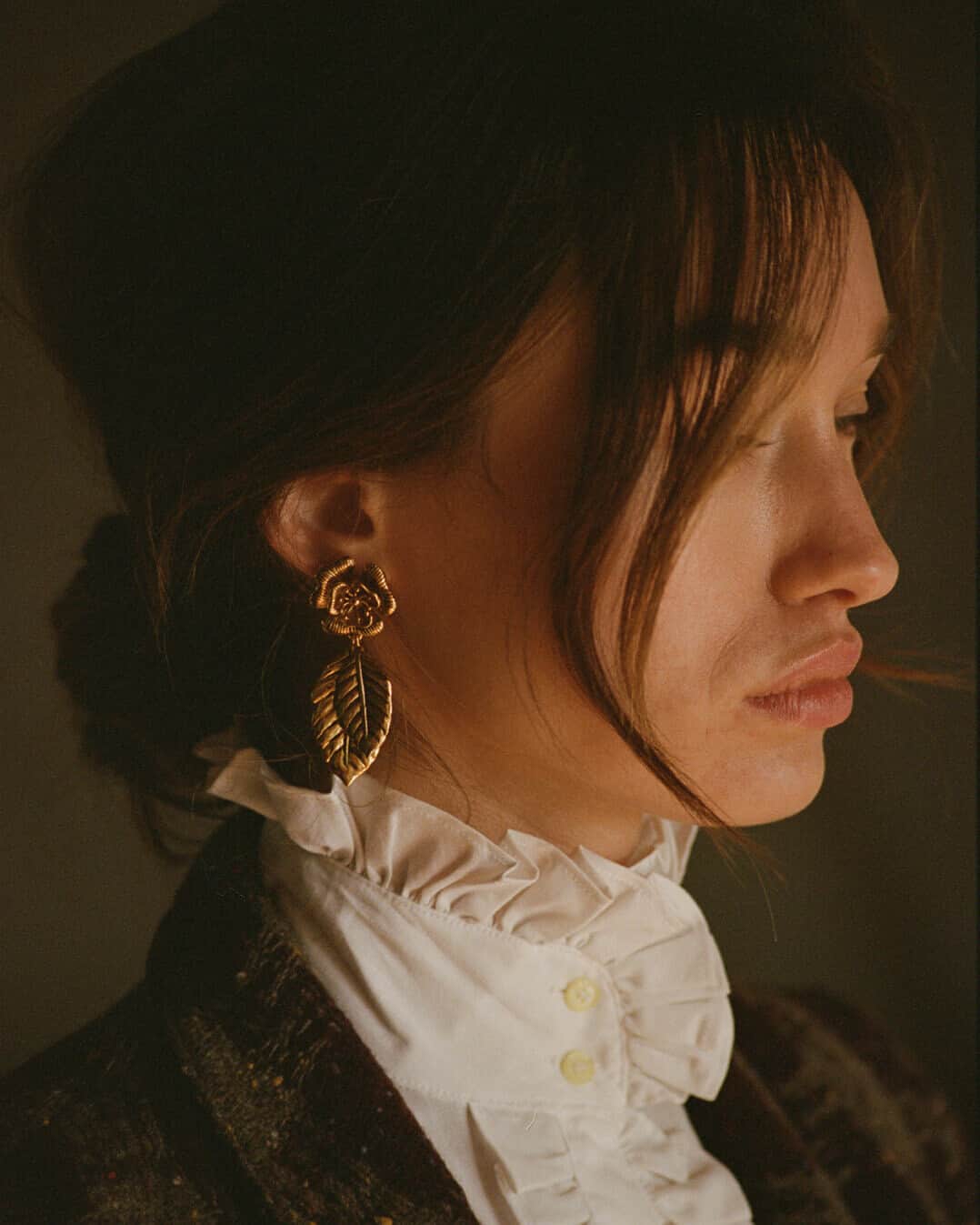 オーレリービダマンのインスタグラム：「Symbol of the Tudor's family, the rose turns into earrings for the ROSALINDE collection  #New #FW23 #Rosalinde #BritishHeritage #jewelry #aureliebidermann」