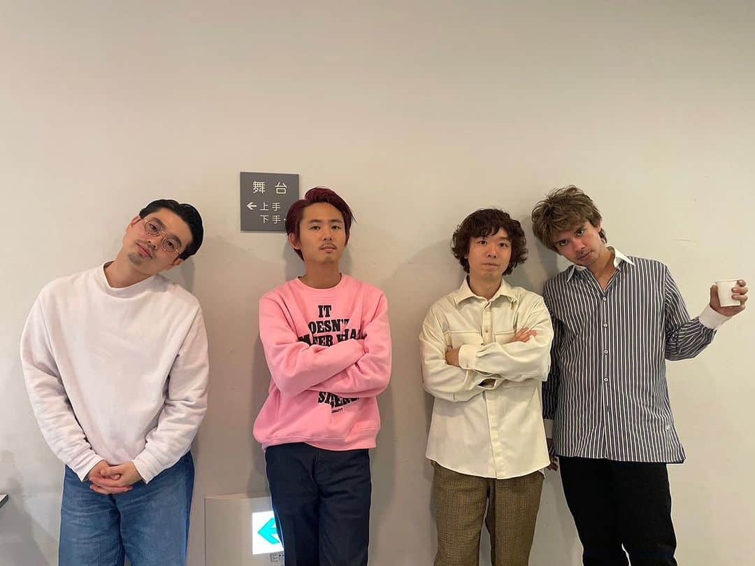OKAMOTO’Sのインスタグラム：「. 🏁OKAMOTO’S ツアー2本目！  ❤️‍🔥2023.11.17(金)神奈川・横浜にぎわい座 「出張！オカモトーク Acoustic/Talk Tour 2023-2024」  ありがとうございました✨🍜  終演後コメントは 公式アプリ「オカモトークQ」にて プレミアム会員限定で公開中です💫 https://c-rayon.com/lp/okamotos/app/」