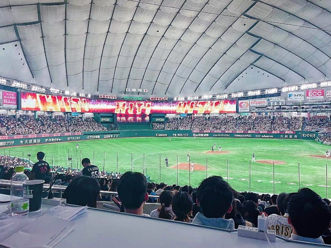 柴田幸子のインスタグラム：「🎙️▶︎▶︎⛳️🎤▶︎▶︎⚾️🎤  今日は生放送のあとPMG総成ゴルフクラブへ  番組でご一緒していた政田夢乃選手⛳️が この度プロテストに合格した👏🏻ということで 　 そのお祝いを伝えたかったのと いつか取材に行くという約束を 果たしたかったのとで  ネクストヒロインゴルフツアーの ツアーファイナルへ🎤  ホントに来てくれたんですね！ て言われましたけども。笑  夢が叶ってここから一歩を踏み出す キラキラしたパワーが眩くて（笑）  負けてらんない！！てなりました😏🙌🏻笑  女子ゴルフ界のプラチナ世代✨ ホントにこれからが楽しみですね♡  そのうち放送でお届けします！  （関根勤さんいらしてご挨拶した。笑）  せっかく成田に行ったので 帰りに一瞬、成田山新勝寺に寄って お参りしてきました🙏🏻  そのまま今日もドームへ⚾️  日韓戦！！ 9回裏の一発が痺れましたが無事勝利🙌🏻  まさかの、、、 今日もファールボールが飛んできてですね、、笑  心の準備はできていたのですが 私の真後ろの方のプレス机に直撃💨  50cmほど後ろでした、、、  でもこれで、確実にわたし いま持ってんな！！😏🙌🏻なんて思いながら  渋谷に戻りコインロッカーを開けようとした所　　  な、な、ない、、、😱😱😱  鍵がない、、、😱😱😱  さすがにコインロッカーの鍵🗝️は 無くしたことなかったのだけど  どこを探してもない、、、😭  全然、、持ってないし ついてない、、、🤣🤣🤣  眠気一気に吹っ飛んだわ。笑  とほほ お疲れ様でした🤦🏻‍♀️  #アナウンサー #フリーアナウンサー #radio #ラジオ #取材  ・ ・」