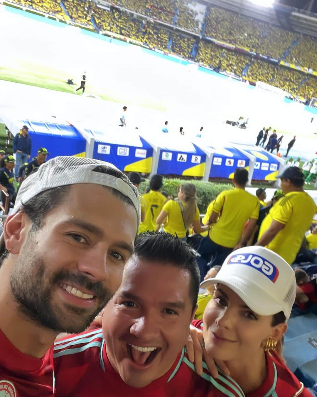 Carolina Cruz Osorioさんのインスタグラム写真 - (Carolina Cruz OsorioInstagram)「• GRACIAS @caracoltv @golcaracol @diaadiacaracoltv QUE Momentoooooo el que vivimos ayer, Uffffffffff 💛💙❤️」11月17日 23時04分 - carolinacruzosorio