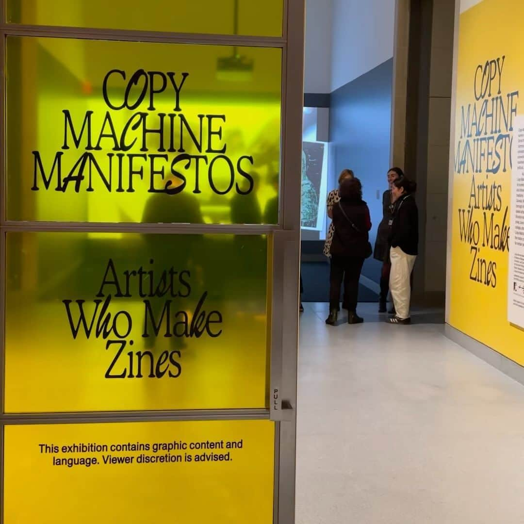 ブルックリン美術館のインスタグラム：「Now Open… Copy Machine Manifestos: Artists Who Make Zines. 📖  Punk, skateboarding, queercore, Riot Grrrl. Subcultures delight in this first-ever historical survey of zines produced by artists in North America over the last fifty years. As you walk through the exhibition, you'll notice how the format changes over the years along with the diversity of networks and genealogies associated with zines from 1969 to today.  Celebrate opening weekend with us during the #SundayZineFair, co-hosted by @printedmatterinc, this Sunday from 11 am–6 pm. The fair will explore new and historical zines with over 60 invited exhibitors including self-publishing artists and collectives, archives and libraries, and rare and out-of-print dealers.  Plan your visit to the fair, which is free and open to the public, or to #ZinesBkM at the link in our bio.  📷 Photos by Matthew Carasella (@matthewcarasella)  #BrooklynMuseum #Zines #Zinester #brooklyn #art #museum」