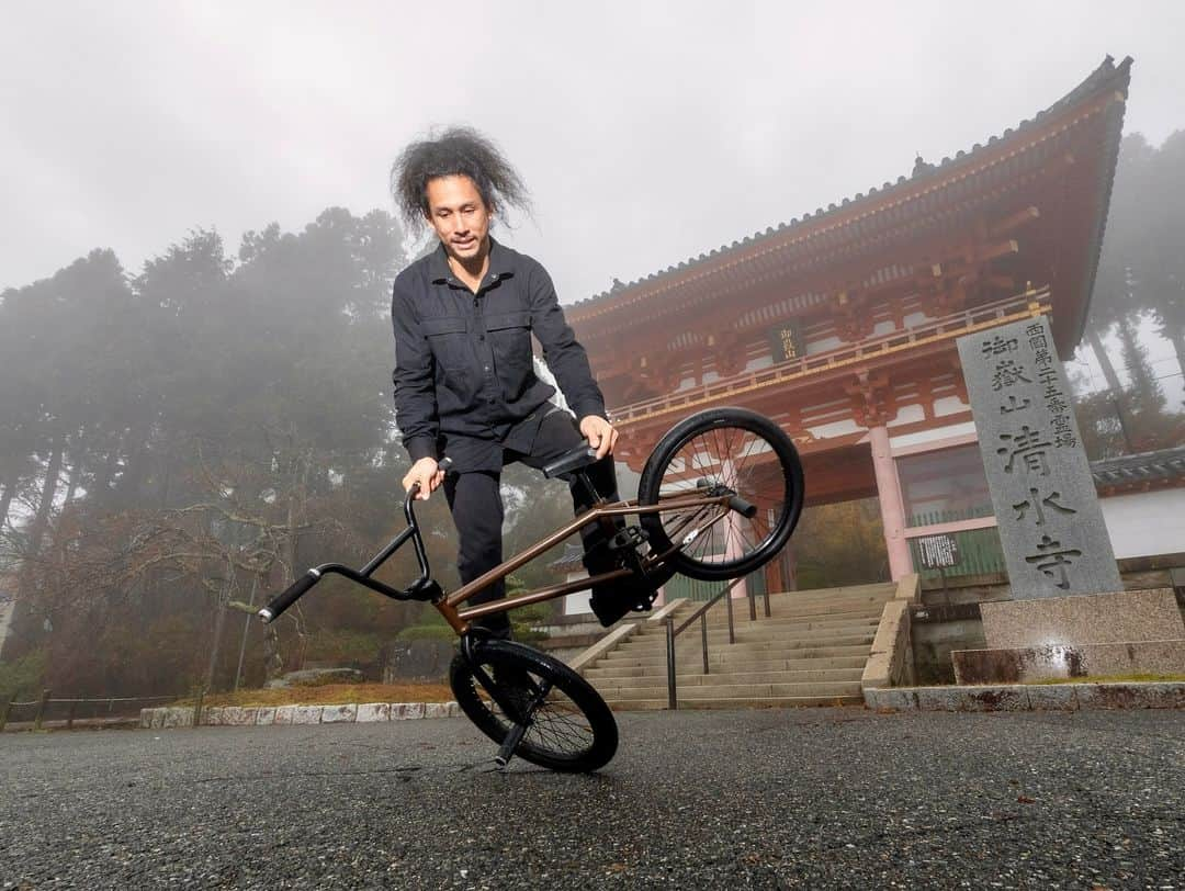 宇野陽介のインスタグラム：「Japan🇯🇵  RIDER  @toonflat   photo by @yorkuno   #aresbikes #bmx #flatland #dvsshoes  #streetculture  #加東市　 #加東市観光協会  #自転車の街 #ばんしゅうきよみずでら #播州清水寺」