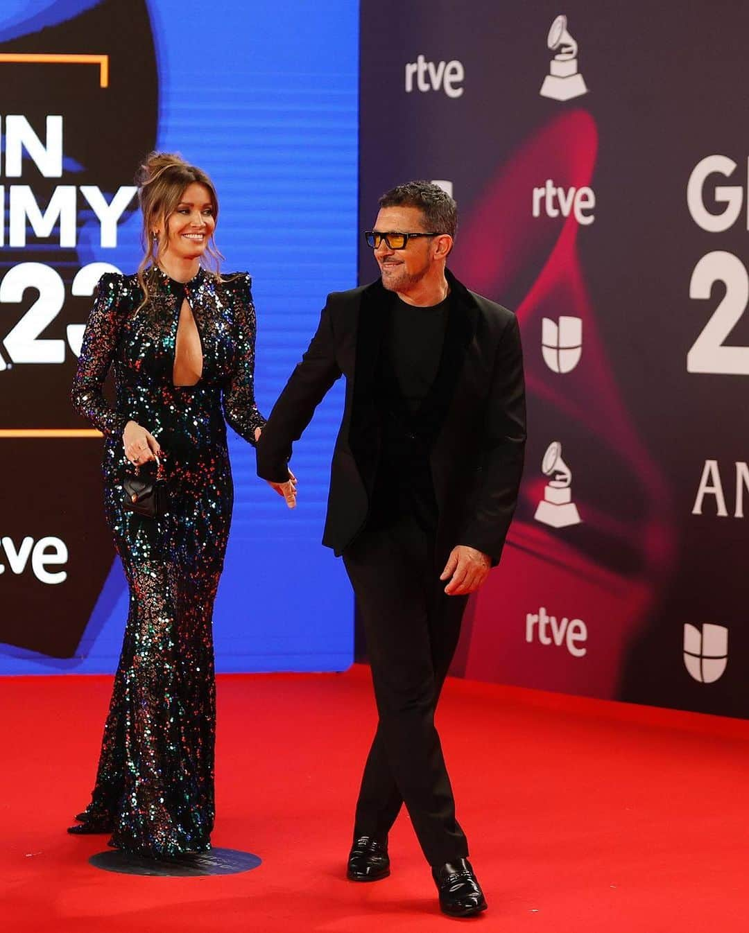 アントニオ・バンデラスのインスタグラム：「Con Nicole, en la alfombra roja de la Gala de los #LatinGRAMMY.  Red carpet for a magical night with alma sevillana in the @latingrammys gala.   @nickykim2807 #aboutlastnight #sevilla #redcarpet」