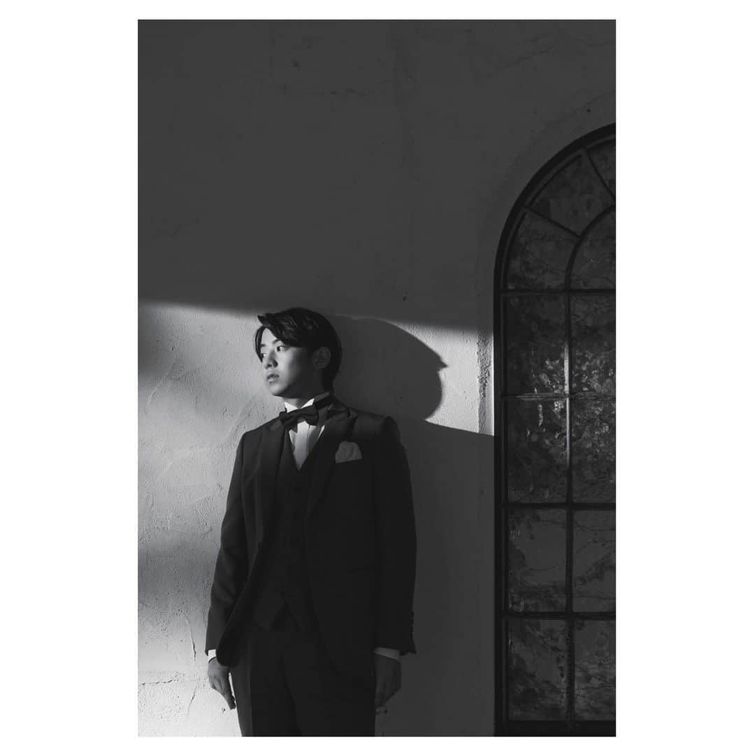 八神慶仁郎さんのインスタグラム写真 - (八神慶仁郎Instagram)「. 雑誌「コマーシャルフォト」12月号のウェディング特集のモデルをさせて頂きました！  僕自身初めてのタキシード緊張しました😳💦 是非ご覧ください！」11月17日 17時45分 - keijiro_yagami_official