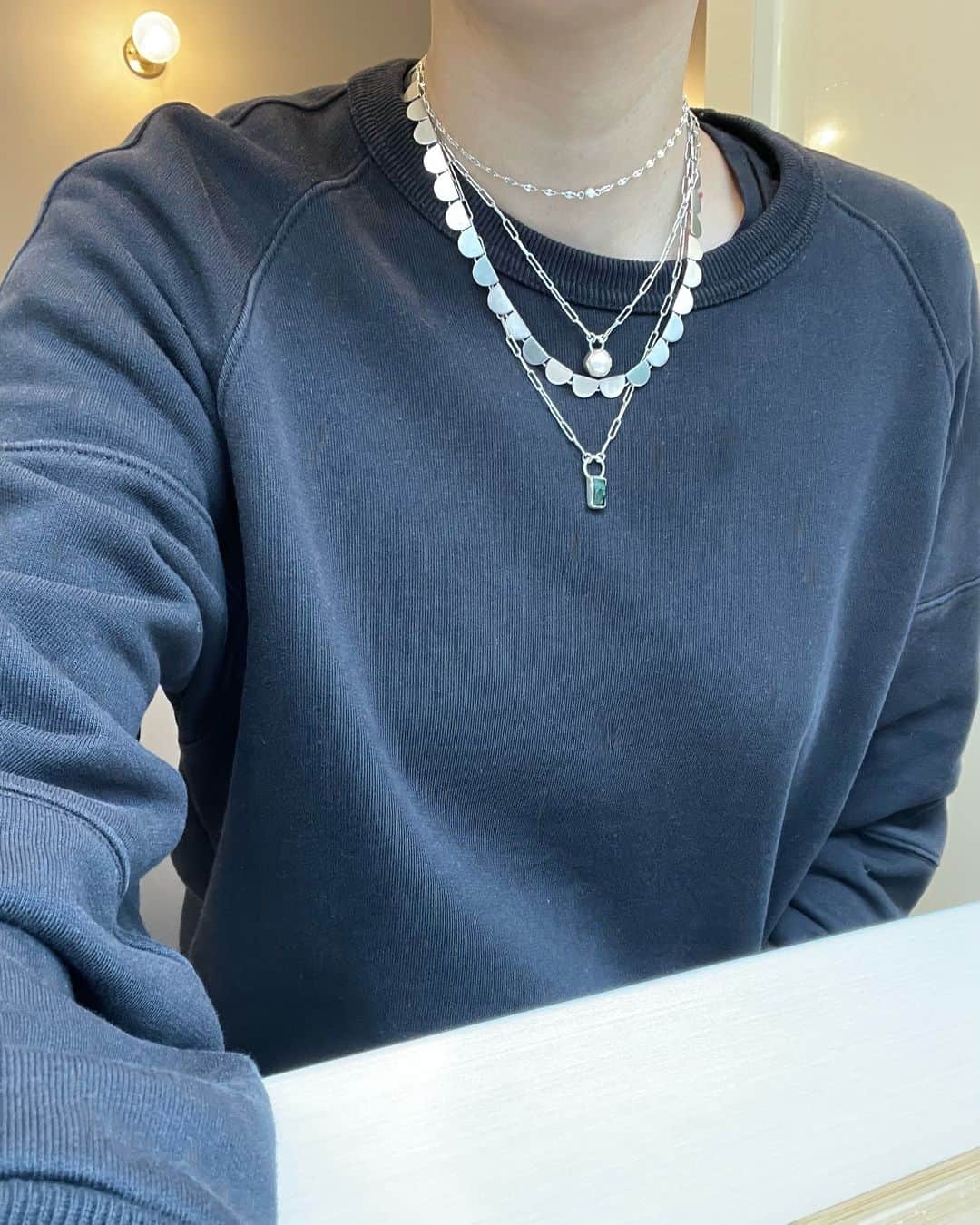 プティローブノアーのインスタグラム：「役所とか銀行とか「なんでそんな言い方するんだろう…」と嫌な気持ちになる時が結構あって（もちろん全部が全部そうじゃありません。ただ確率が非常に高い…）窓口に行かなきゃいけない時はどうしても構えちゃう。今日はまさにその日。 寒いし雨も降ってるし、気持ちを保ちたくてラフなスエットにお気に入りの重ねづけで挑む。おかげで落ち着いて話せた！ という金曜日♩  クリスマスパールのチョーカーはピタッと首につけました。喉に負荷がかかるのが耐えられないタイプでタートルネックもだめなのだけど、チョーカー、チェーンが軽くてピタッとしても苦しくない〜がうれしい。」