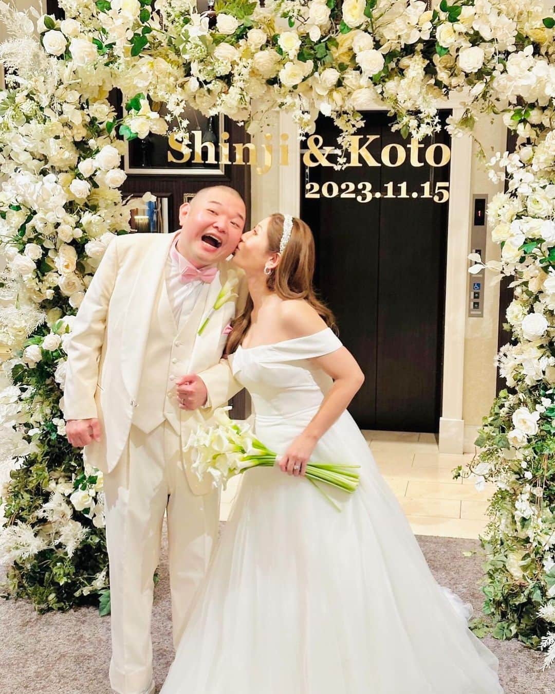 内山信二さんのインスタグラム写真 - (内山信二Instagram)「2023.11.15 3年延期していた結婚式を 無事あげる事ができました🥹❤️  絃ちゃんが生まれ 新たな命を授かりながらの結婚式 3年前じゃ叶わなかった家族での結婚式  素敵なゲスト達のおかげで 笑顔の溢れる日になりました🥹🥹 . #2023.11.15 #3年越しの #結婚式 #wedding #感動より爆笑 #最高な1日 #内山信二 #琴 #絃」11月17日 17時45分 - meetbowl2929