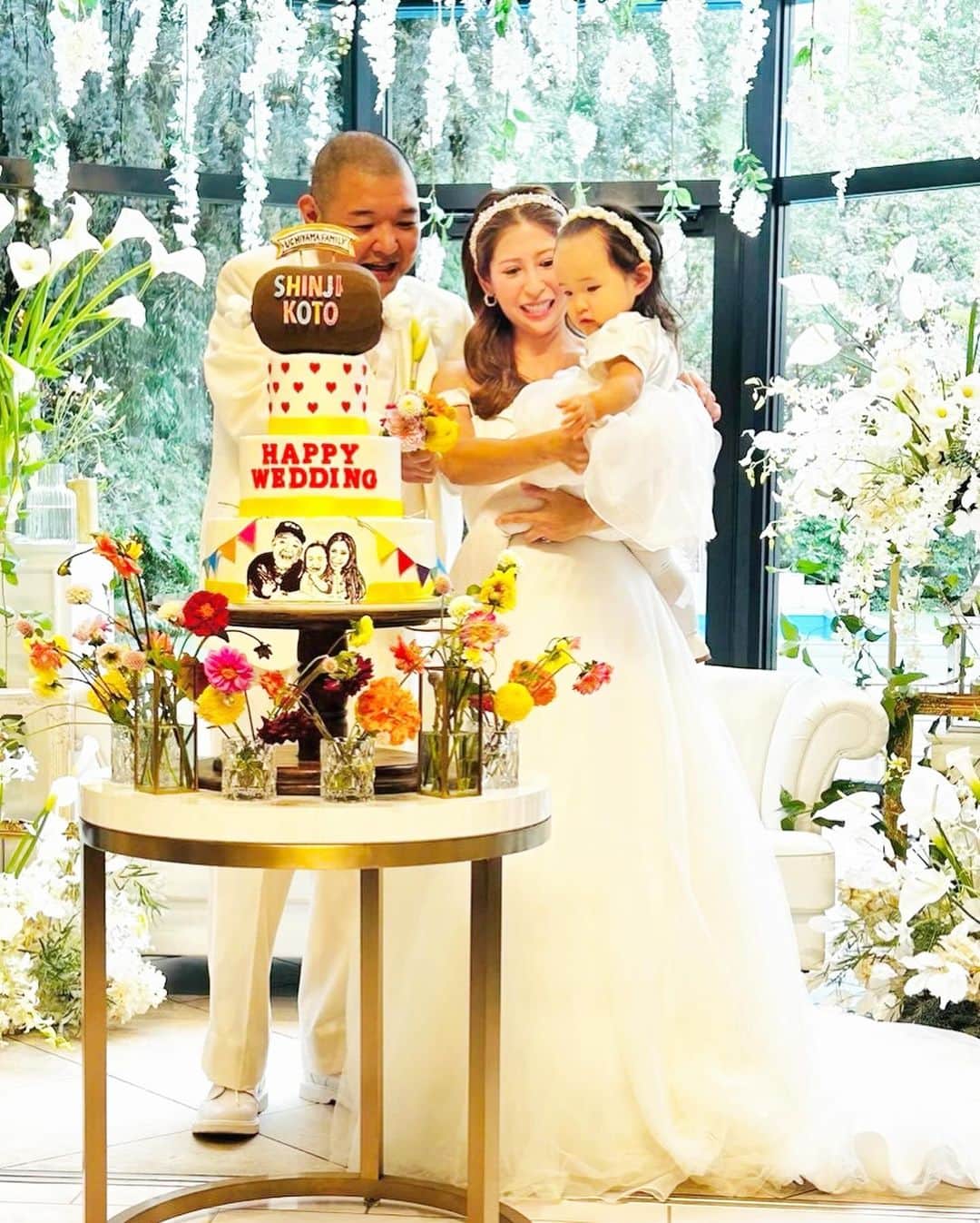 内山信二さんのインスタグラム写真 - (内山信二Instagram)「2023.11.15 3年延期していた結婚式を 無事あげる事ができました🥹❤️  絃ちゃんが生まれ 新たな命を授かりながらの結婚式 3年前じゃ叶わなかった家族での結婚式  素敵なゲスト達のおかげで 笑顔の溢れる日になりました🥹🥹 . #2023.11.15 #3年越しの #結婚式 #wedding #感動より爆笑 #最高な1日 #内山信二 #琴 #絃」11月17日 17時45分 - meetbowl2929