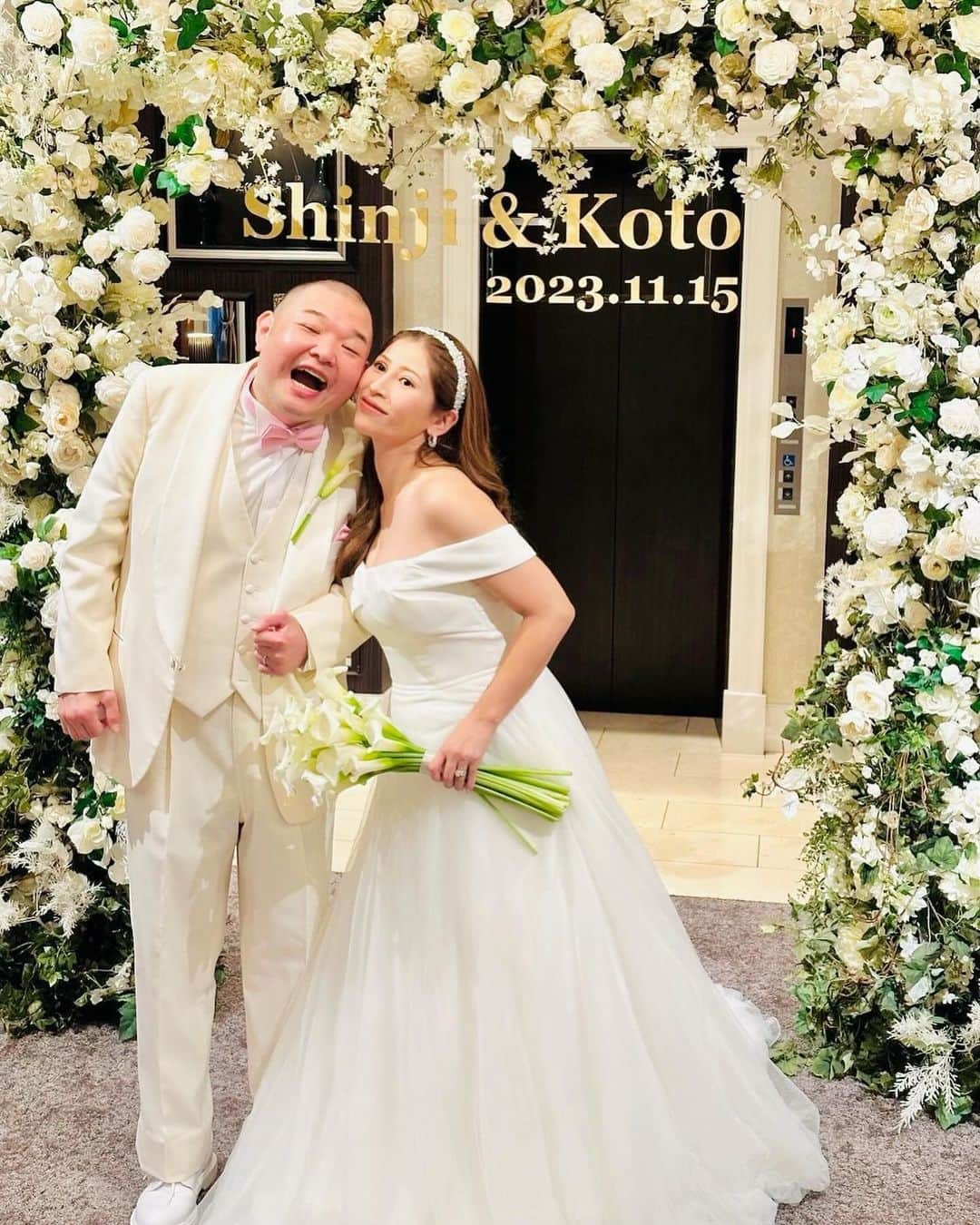 内山信二のインスタグラム：「2023.11.15 3年延期していた結婚式を 無事あげる事ができました🥹❤️  絃ちゃんが生まれ 新たな命を授かりながらの結婚式 3年前じゃ叶わなかった家族での結婚式  素敵なゲスト達のおかげで 笑顔の溢れる日になりました🥹🥹 . #2023.11.15 #3年越しの #結婚式 #wedding #感動より爆笑 #最高な1日 #内山信二 #琴 #絃」