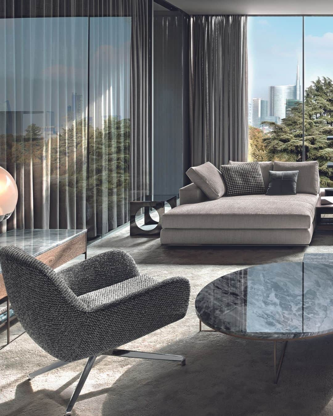 Minotti Londonのインスタグラム：「The Minotti Hamilton sofa collection is a seating system with a simple design. A really original seating system, with a firm, chameleon-like character, capable of catering to any room and any need.  Hamilton is available in 3 versions: Hamilton, Hamilton “Sofa” and Hamilton “Modulo”. The main strength of Hamilton lies in its ongoing growth.  Tap the link in our bio to discover the Hamilton Sofa.  #minotti #luxuryfurniture #interiordesign #madeinitaly #luxurysofa #sofadesign #sofa #livingroomdecor #livingroomideas #livingroomdesign」