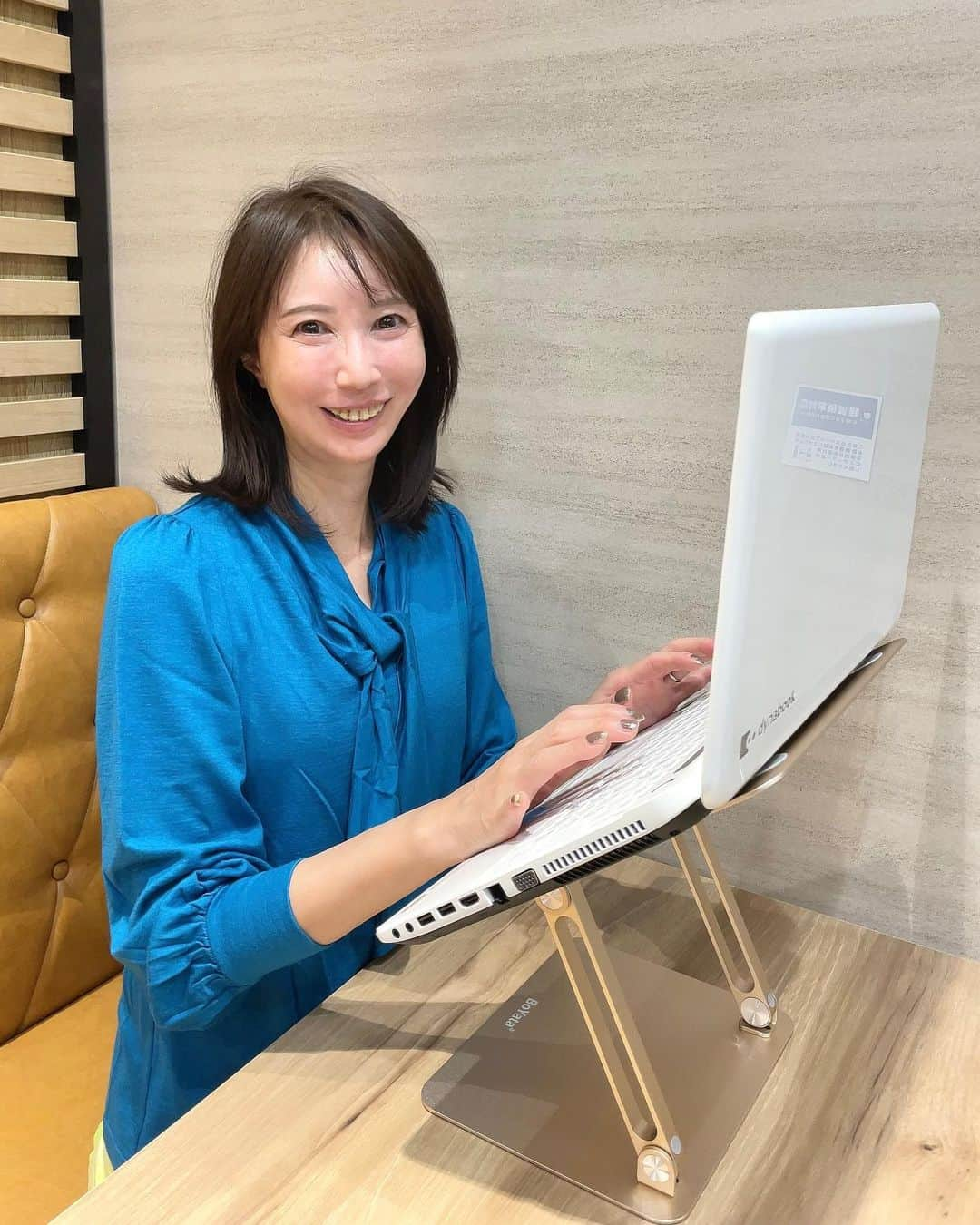 奈々さんのインスタグラム写真 - (奈々Instagram)「テレワークなど パソコンやタブレットを使用するときに とっても便利なパソコン、タブレットスタンド😊  @selectshop_crea  私はN-19を使用しました💖  高さ、角度が自由に調整できるから 肩や首への負担が軽減されそう👍 また 姿勢よくPC作業ができる😍  回裏に穴が空いてるから放熱効果あります  ⭐️タイピングで揺れない ⭐️折りたたみ可能 ⭐️適度な角度調整ができる ⭐️滑り止め保護ゴム  スタンドの種類もカラーも豊富なので ストーリーのURLチェックしてみてね😊  PR @selectshop_crea  #BoYata#BoYata パソコンスタンド #ボヤタ#ミニマリストの愛用品#テレワーク #在宅ワーク#iPad#オフィス用品 #タブレットスタンド#ガジェット #スタディスペース#パソコンデスク#勉強机」11月17日 17時46分 - nanafujn