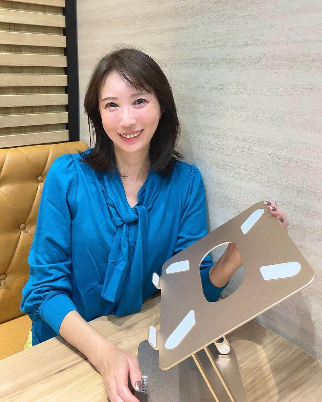 奈々さんのインスタグラム写真 - (奈々Instagram)「テレワークなど パソコンやタブレットを使用するときに とっても便利なパソコン、タブレットスタンド😊  @selectshop_crea  私はN-19を使用しました💖  高さ、角度が自由に調整できるから 肩や首への負担が軽減されそう👍 また 姿勢よくPC作業ができる😍  回裏に穴が空いてるから放熱効果あります  ⭐️タイピングで揺れない ⭐️折りたたみ可能 ⭐️適度な角度調整ができる ⭐️滑り止め保護ゴム  スタンドの種類もカラーも豊富なので ストーリーのURLチェックしてみてね😊  PR @selectshop_crea  #BoYata#BoYata パソコンスタンド #ボヤタ#ミニマリストの愛用品#テレワーク #在宅ワーク#iPad#オフィス用品 #タブレットスタンド#ガジェット #スタディスペース#パソコンデスク#勉強机」11月17日 17時46分 - nanafujn