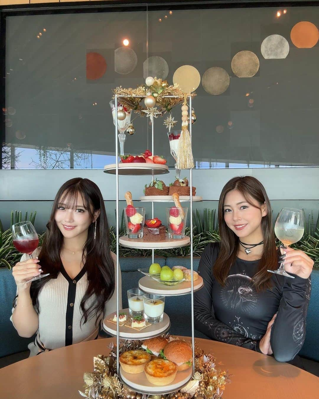 今井みどりさんのインスタグラム写真 - (今井みどりInstagram)「@themoon_roppongi の クリスマスアフタヌーンティー “Gorgeous!” Christmas AfterMOON Tea-2023-  にラーキムと行ってきたよーー🫖♡  クリスマス仕様になってて今回もとっても可愛かったしおいしかったー🎄⭐️🍫 12/21までやってみるみたいです🫶  #themoon#roppongihills #アフタヌーンティー#クリスマスアフタヌーンティー#アフヌン#六本木カフェ」11月17日 17時38分 - imaimidori