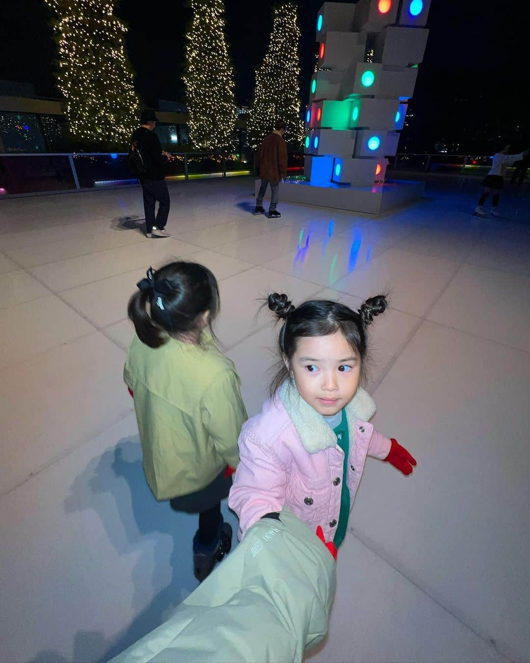 森暖奈のインスタグラム：「#PR 今年もスケート行ってきた⛸️💕お子たち大喜び🤩  GINZA SIXの屋上にあるからサクッと行けて冬ムードを感じられるよ🎄 氷じゃないから冷たくないし、転びまくりの子供達も濡れなくて助かるの！  写真見返すと最初の方は表情こわばってるけど、最後はなかなか帰らせてくれないくらいハマって楽しんでた🤣 仲良く手繋いで滑ってるの見て親たちの心も満たされましたとさ❤️  スケートリンクは今日から来年1/21(日)までやってるのでぜひ✨  #GINZASIXxME#RooftopStarSkatingRink#スケート#子供のいる暮らし#子連れお出かけ」