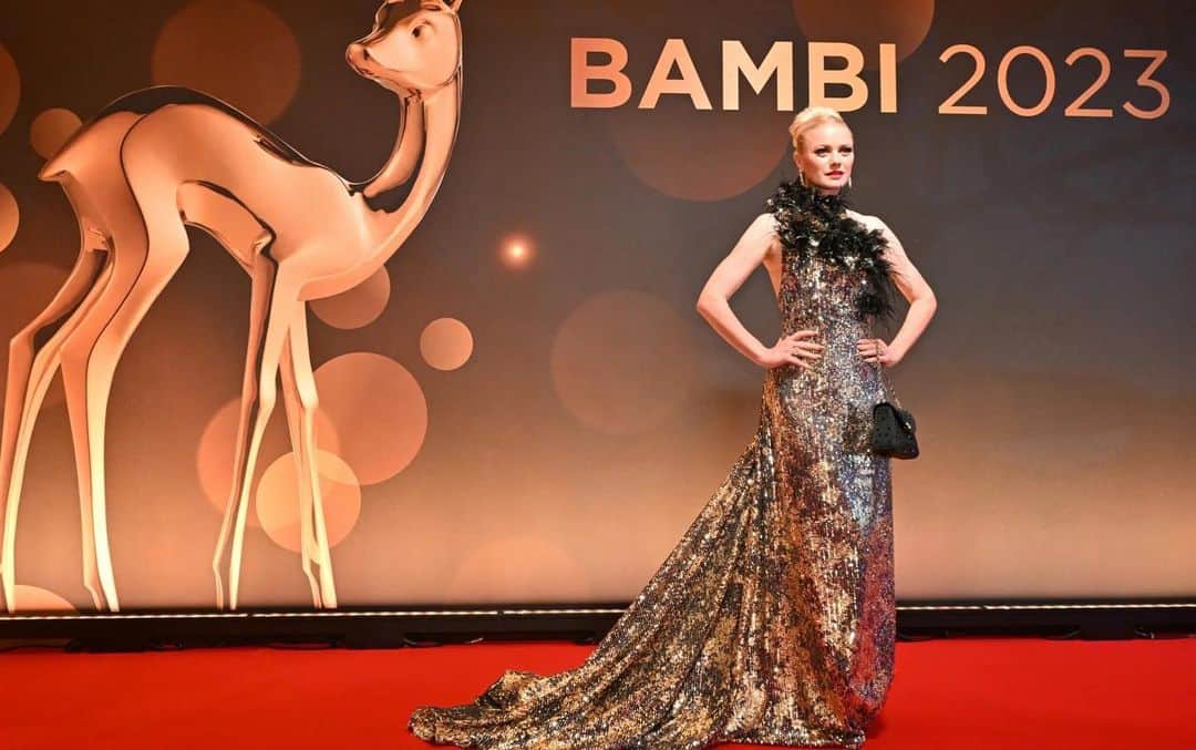 フランツィスカ・クヌッペのインスタグラム：「✨ @bambi_awards 2023  Dress by @irene_luft  Jewelry by @gismondi1754  Bag @aignermunich  Photo @dpa_picturealliance @moses416」