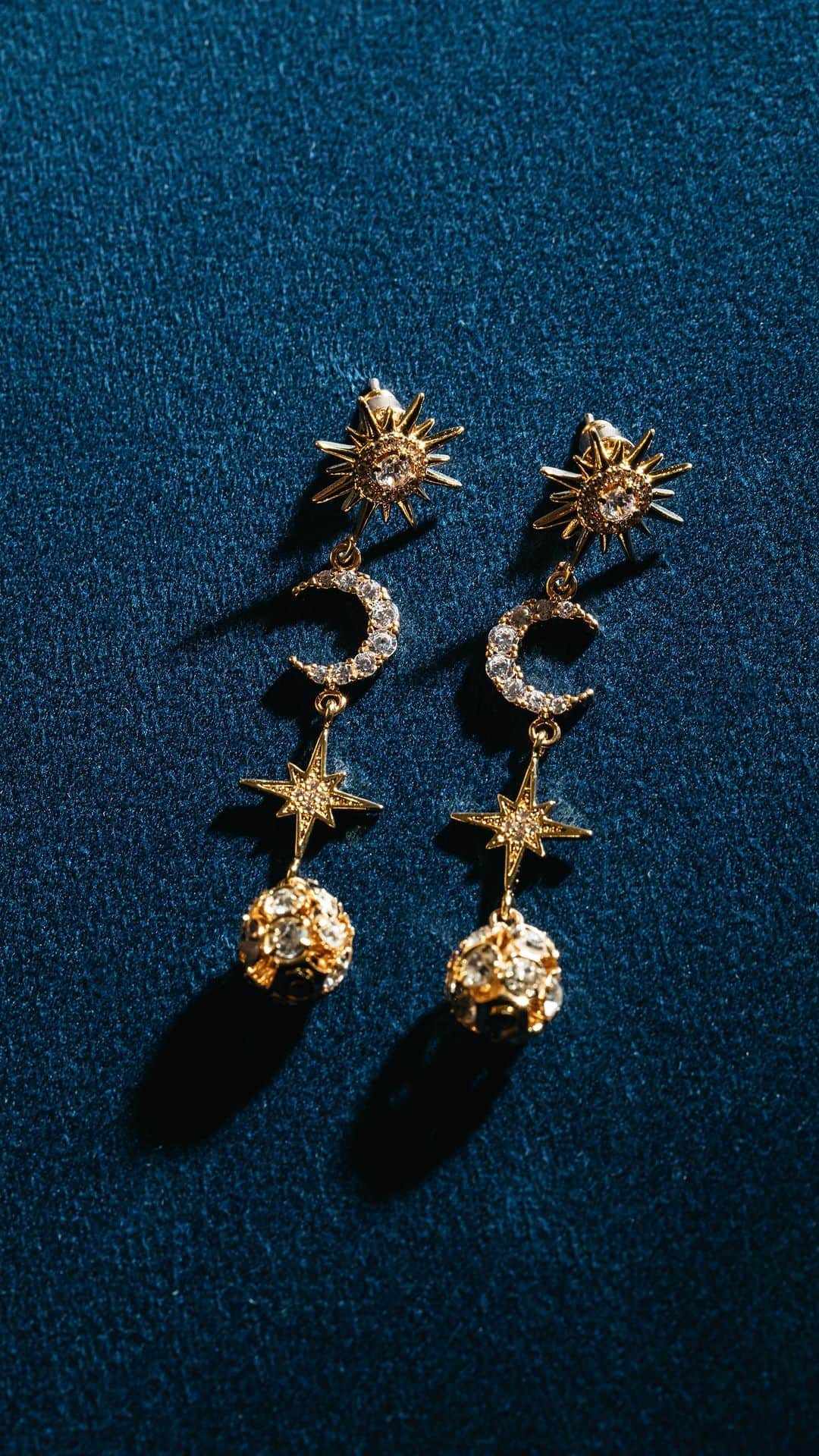オレリアのインスタグラム：「Get FREE DELIVERY on all orders, no code needed✨ You guys love these statement earrings just as much as we do. Perfect for party season #oreliajewellery」