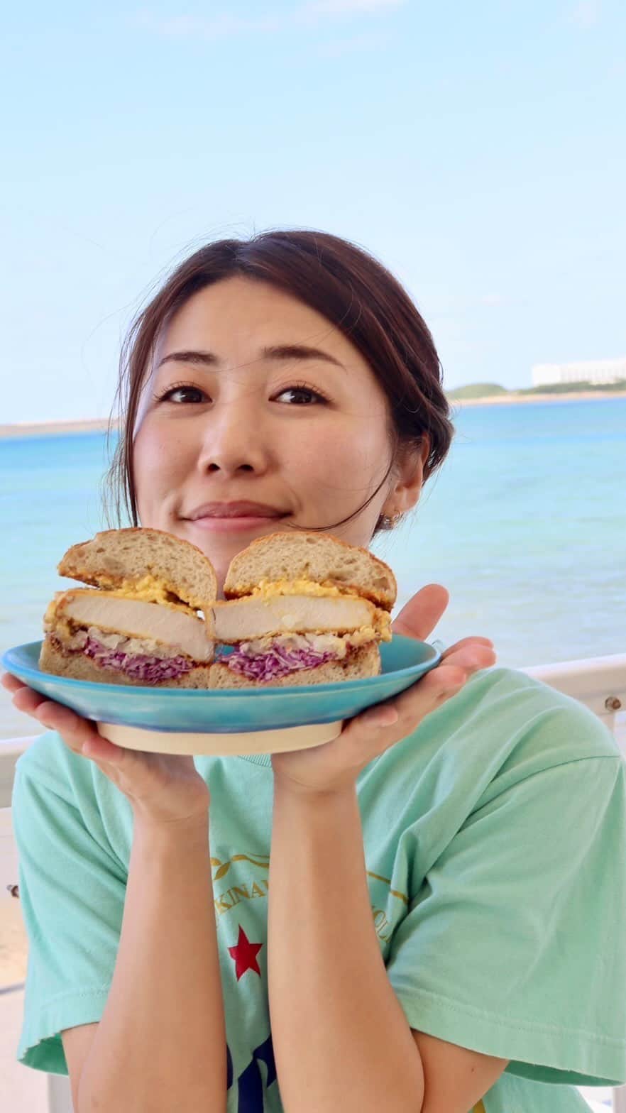 のインスタグラム：「まもなく発売される マグロカツバーガー！！  最高に美味しいものが出来上がってしまいました！  美味しすぎて すみません。。  @mkcafe」