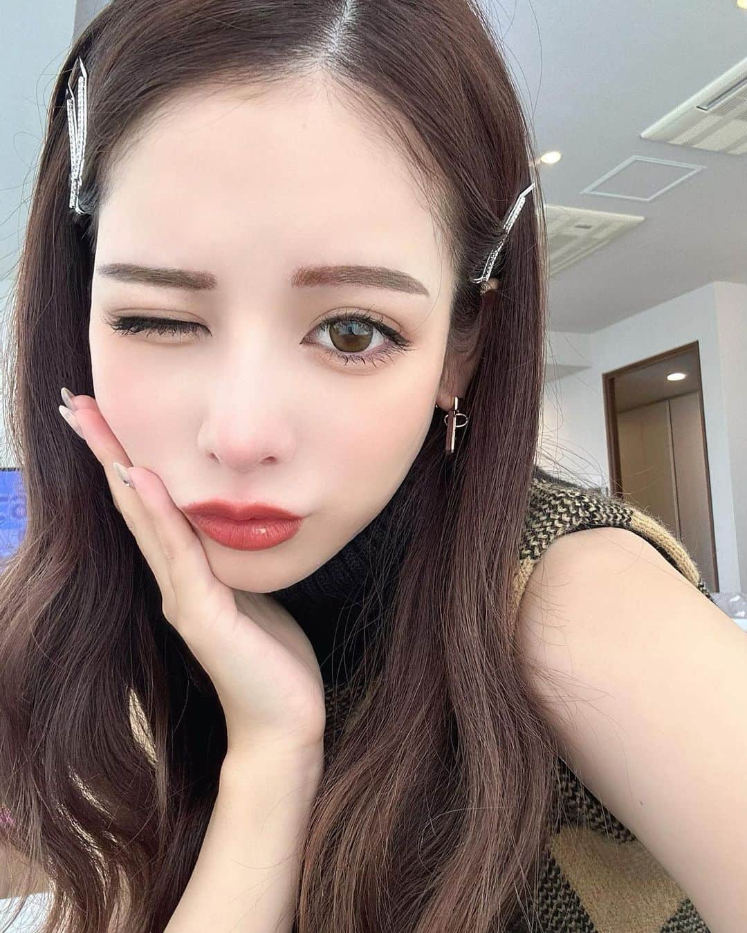 姫奈のインスタグラム：「.  最近涙袋しっかりめに書くのハマってる☺️☀️  じゅんくんに冬っぽく髪色も暗めにしてもらって みささんにまつ毛も上げてもらったよ☃️ 2人ともいつもいつもありがとうございます🤝🩷  @jun.a313   @misa_parkbytokyo   ♡♡」