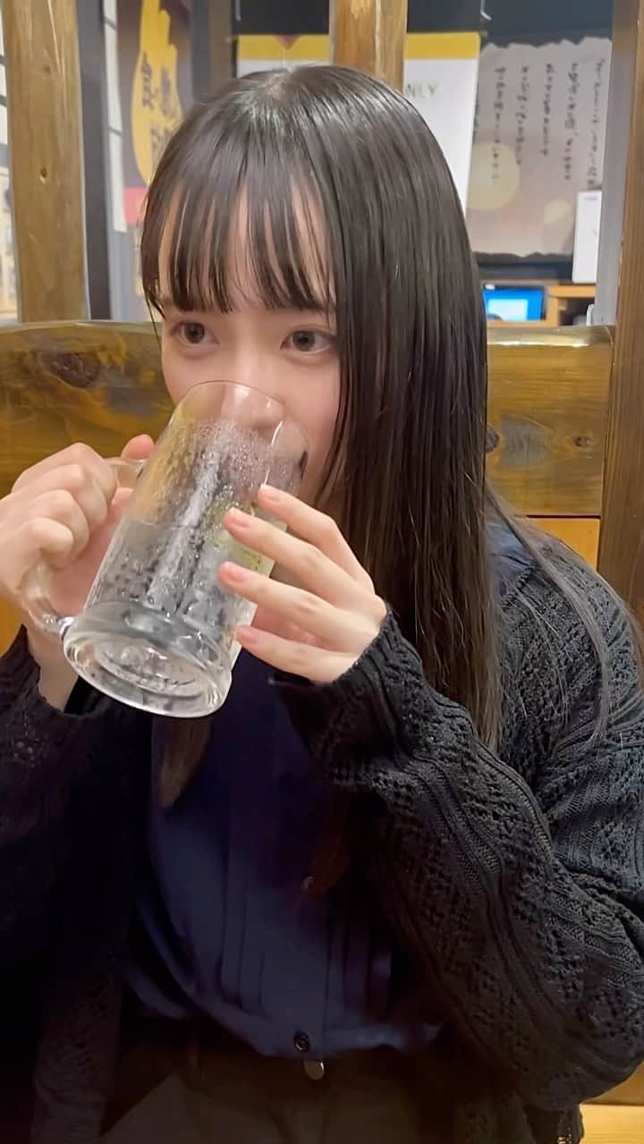 水瀬紗彩耶のインスタグラム：「何飲んでるの。お水です。 ・ ・ ・ #会話#リール#動画#リール動画」