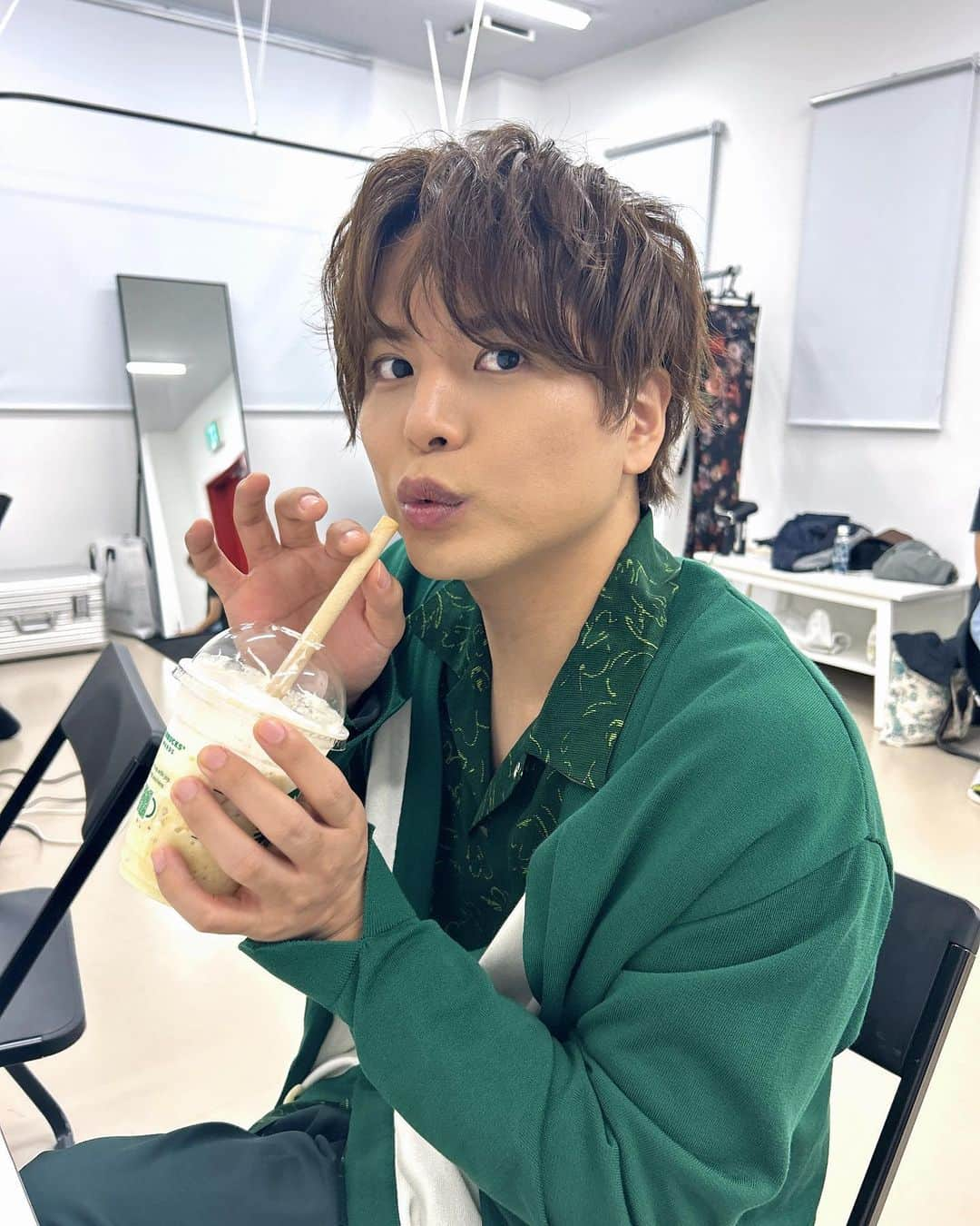 仲村宗悟さんのインスタグラム写真 - (仲村宗悟Instagram)「. 今週も1週間お疲れ様でした🥳  うま〜！の表情の仲村さん🥤（スタッフ）  #仲村宗悟変身  #ときどき1しゅうご」11月17日 17時53分 - nakamura_shugo_official