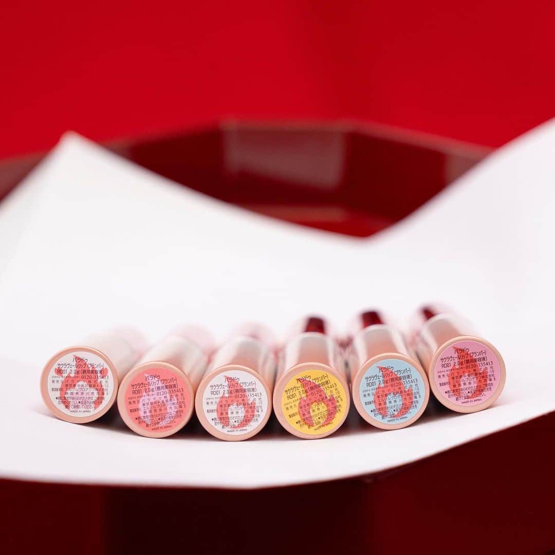 パラドゥ (ParaDo) 公式さんのインスタグラム写真 - (パラドゥ (ParaDo) 公式Instagram)「ふっくらみずみずしい桜色の素唇に導く 唇美容液サクラヴェールリップから、 プランパータイプの限定色が登場！  今年は、桜の名所およびパワースポットとして名高い、 京都・嵐山の「車折神社」にて“燃ゆる桜祈願”を実施。  手にとる方の大切な人に幸運が訪れるよう願いを込めました。  ＜車折神社について＞ 平安時代後期の儒学者・清原頼業を祭神とする神社。 廟の周囲には、桜を愛した頼業のために多くの桜が 植えられ「桜の宮」と呼ばれていました。 境内にある芸能神社は、芸能の祖神・天宇受売命を 祭神とし、1957年に芸能・芸術の関係者らの要請のもと、現在の地に社殿が建てられました。 芸名等を記した「朱塗りの玉垣」が約4,000枚奉納されています。  ＜6種のしあわせ桜＞ 容器の底には“しあわせ桜”の印入り。  🌸大願成就（花道だけを歩いて行けますように） 🌸運気上昇（大きく羽ばたきますように） 🌸才智向上（努力が花開きますように） 🌸財運（実りある日々を過ごせますように） 🌸良縁（チャンスをつかめますように） 🌸美心（輝きが増しますように）」  特に、”大願願成就の桜（花道だけを歩いて行けますように）”は なかなか出会えないレアな印です。  どの”しあわせ桜”に出会えたか、ぜひInstagramやX（旧Twitter）で教えてくださいね♡  #新作コスメ #限定コスメ #お守りコスメ #リップ #リップケア #桜お守りリップ #桜リップ #桜コスメ #リップマニア #リップ #美容液リップ #唇美容液 #マスクメイク #parado #パラドゥ #セブンイレブン #コンビニコスメ #プチプラコスメ #cosme #コスメ  #ナチュラルメイク #japancosmetics #코스메틱 #彩妆 #化妝 #seveneleven #japantrip #自然彩妆 #润唇膏 #jbeauty #sakuralip」11月17日 21時00分 - parado_official