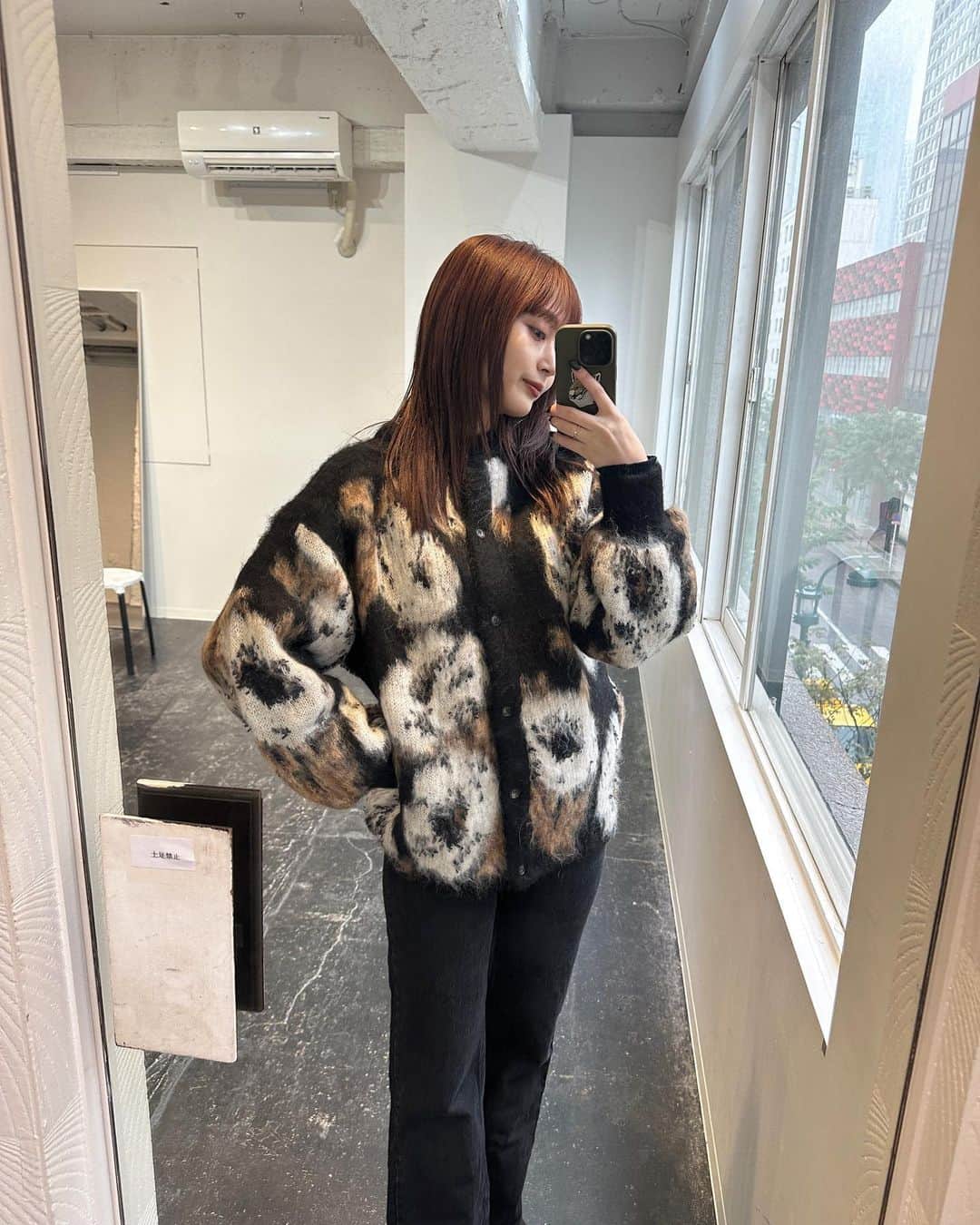 涼佳のインスタグラム：「今日の服☕️🩶🧥  アメリの今季のカーデも可愛いなぁ これめちゃくちゃあったかくてそこもよき◎  みんなあったかくして風邪ひかないように😷」