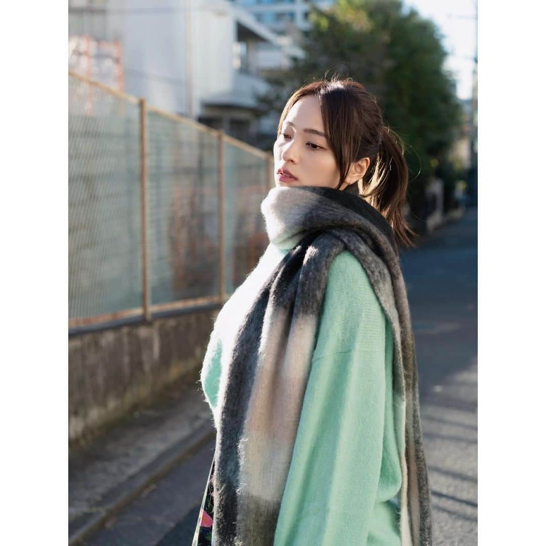 水崎綾女さんのインスタグラム写真 - (水崎綾女Instagram)「むぅ💋  📷 @r.ph0923  👚 @noisemaker_jpn  🧣 @noisemaker.ceo.designer   #ootd #fashion #ootdfashion  #camera #photo #photography  #photooftheday #photographer  #しふく#私服」11月17日 17時48分 - misakiayame