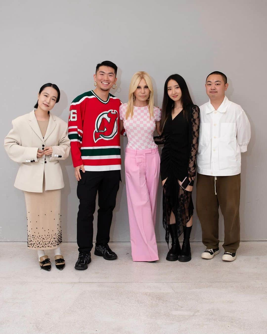 ドナテラ・ヴェルサーチのインスタグラム：「My recent trip to Shanghai was inspirational. I spent time with the @voguechina team and met some incredible young designers- their work is outstandingl! Listen to the podcast I made about this and more with @margaretzhang and Yiling Pan- link in bio 💜」