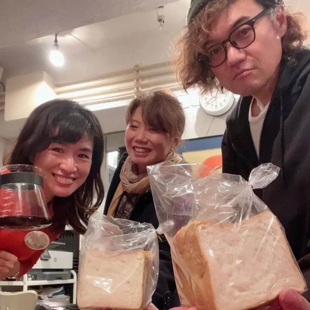 瓜生明希葉のインスタグラム：「ワンマンライヴのリハでした！  バンマスの天使さんと パーカッションの結子さん♡  お結びポーズをぐっと抑えて、 おみやげの🍞と共に。  これはわたくし一推しの🍞 焼きたてなのよ〜‼️  #sunandmoon2023  #食パンは5枚切り派  @kets_yukotakahashi  @tenshimaruyama」